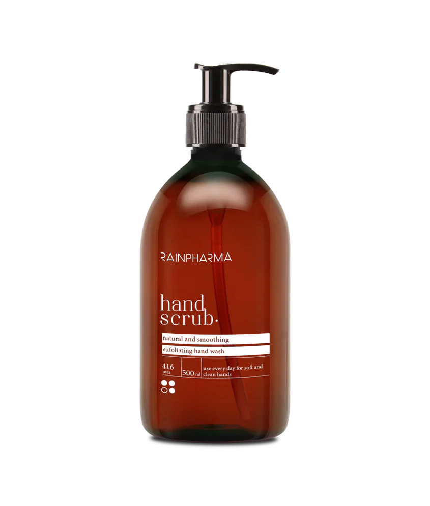 Een bruine pompflacon met het opschrift "RainPharma Hand Scrub - 500 ml," een natuurlijke gel met scrubdeeltjes van bamboe voor gladde, geëxfolieerde handen.