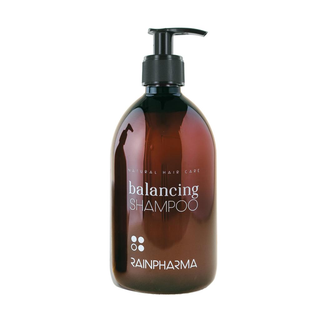 De Balancing Shampoo van RainPharma zit in een bruine fles met een zwart pompje en biedt een natuurlijke oplossing voor droge hoofdhuid. Het haar voelt fris en glanzend aan.