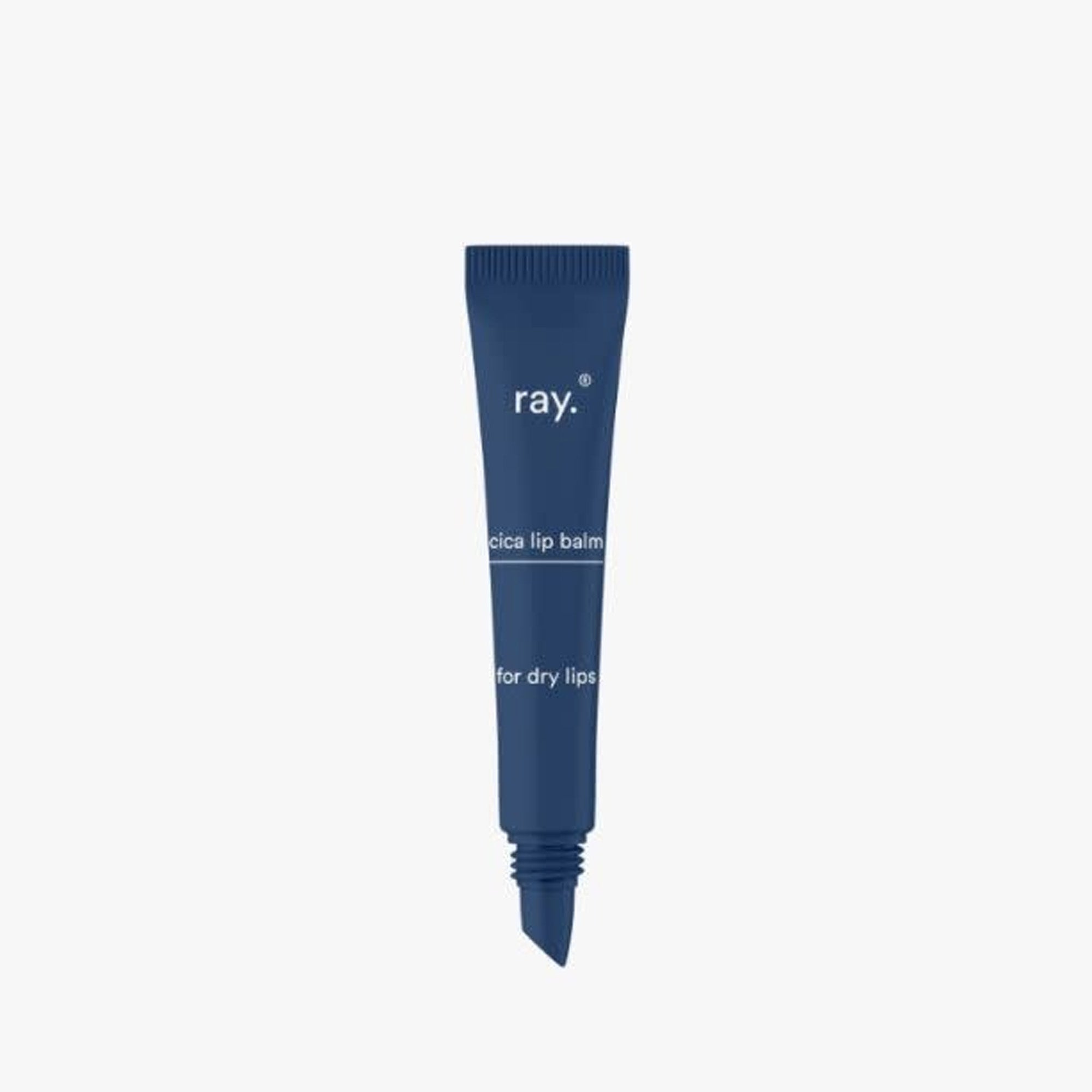 Een blauwe tube Ray Cica Lippenbalsem met madecassoside voor droge lippen staat rechtop op een effen witte achtergrond.