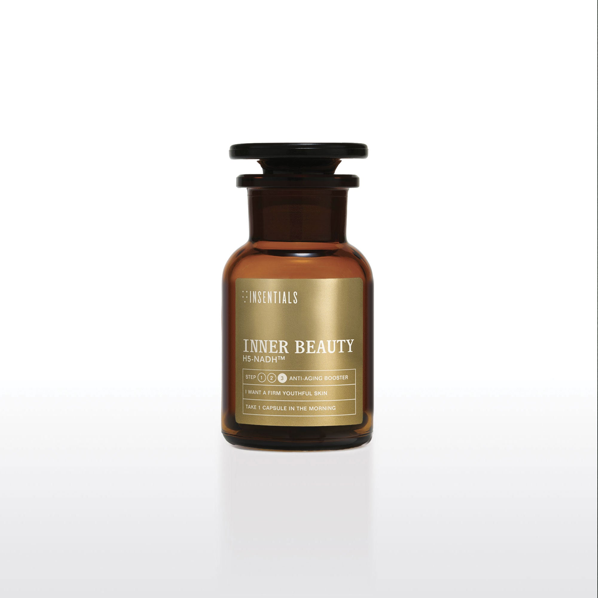 Op een witte achtergrond staat een bruine glazen fles met het opschrift „Inner Beauty H5-NADH™”, een anti-agingbooster van Insentials, die is samengesteld om de levensduur van de huid te ondersteunen en huidverjonging op celniveau te bevorderen door middel van verhoogde cellulaire energie.