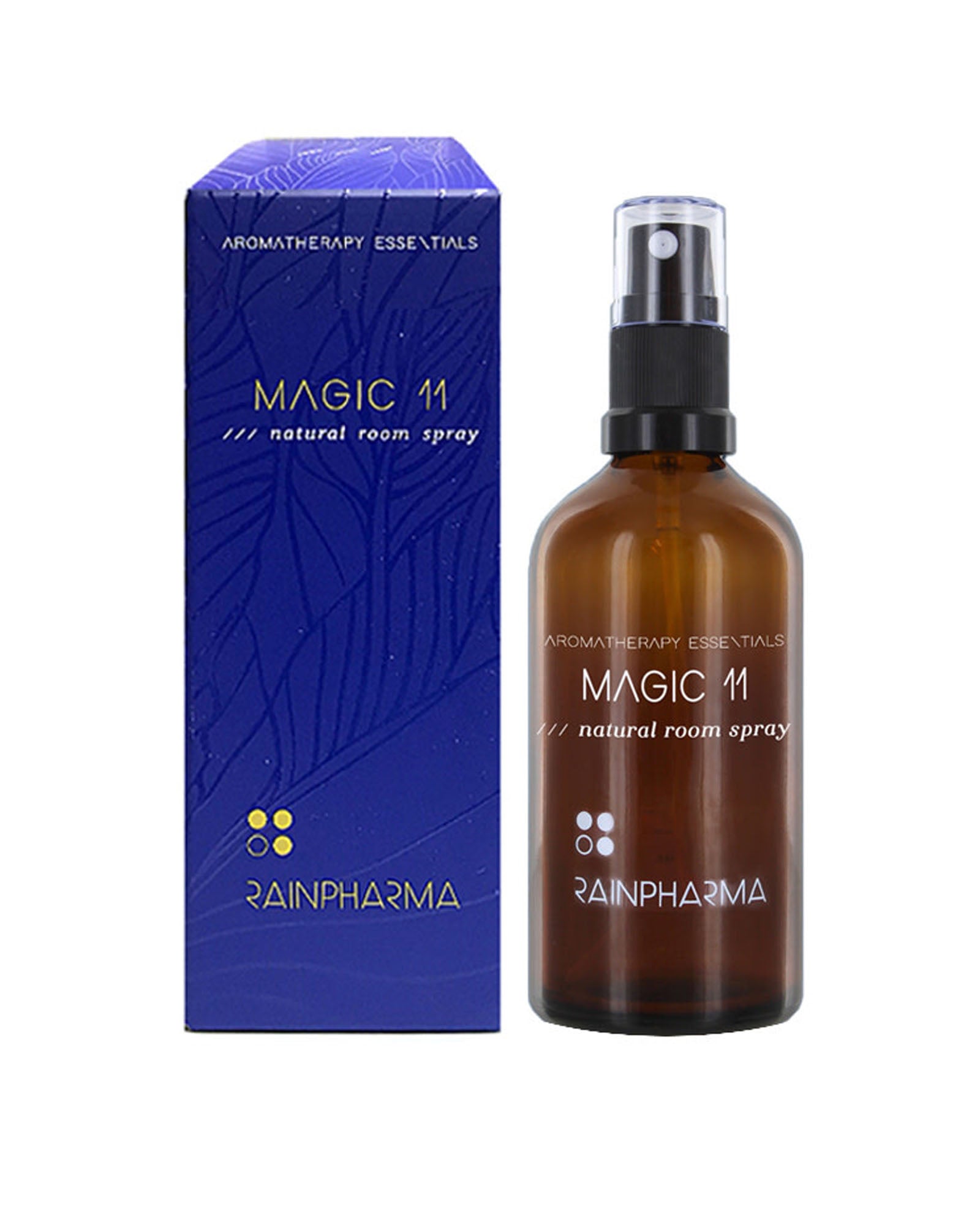 Een bruine sprayfles met het label "Natural Room Spray - Magic 11" van RainPharma staat naast de verpakking in een blauwe doos.