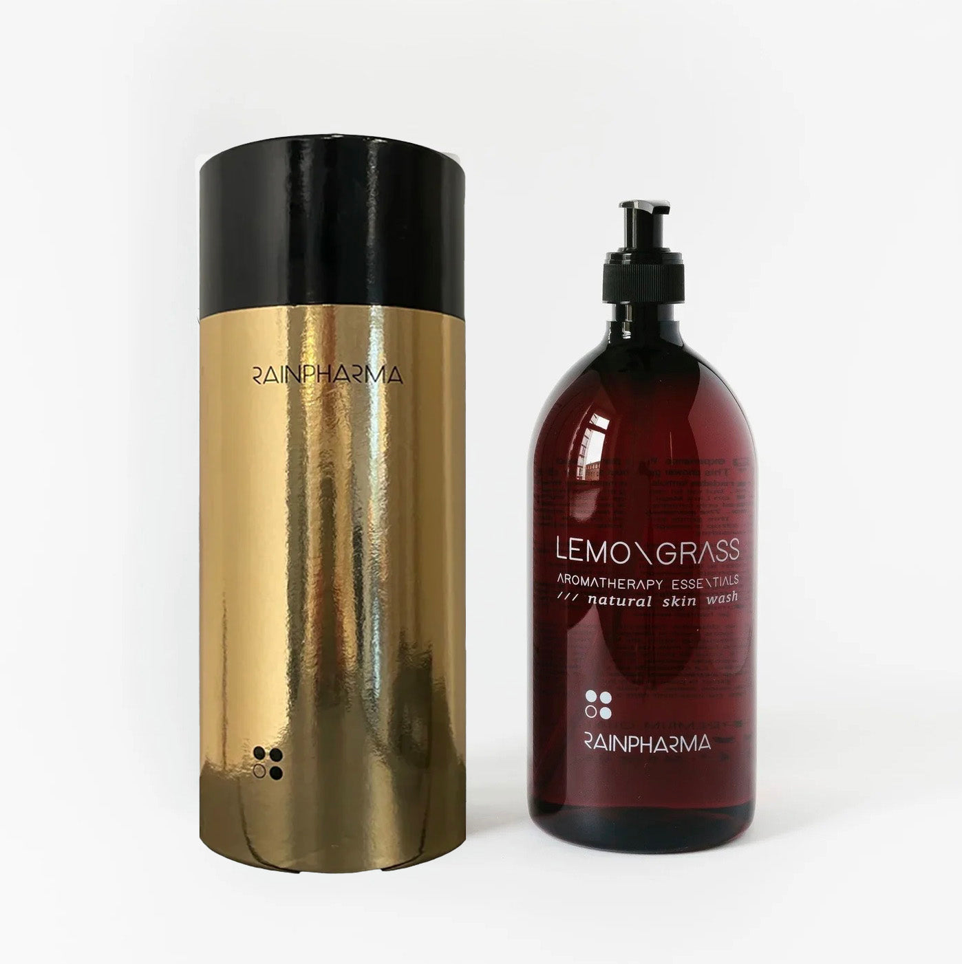Een fles RainPharma Skin Wash Eucalyptus 1000 ml in een goudkleurige cilindrische verpakking staat naast een zwarte pompflacon, beide weergegeven op een witte achtergrond.