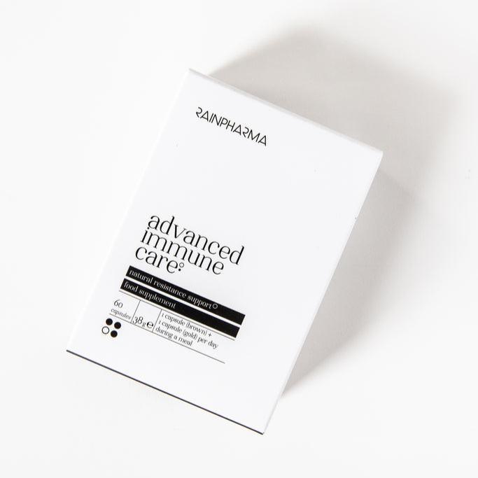 Advanced Immune Care van RainPharma, in een witte verpakking, is een voedingssupplement dat is ontworpen om op natuurlijke wijze de veerkracht te ondersteunen en het immuunsysteem te versterken.