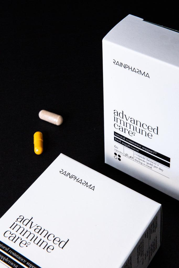 Op een strak zwart oppervlak rusten twee dozen RainPharma&