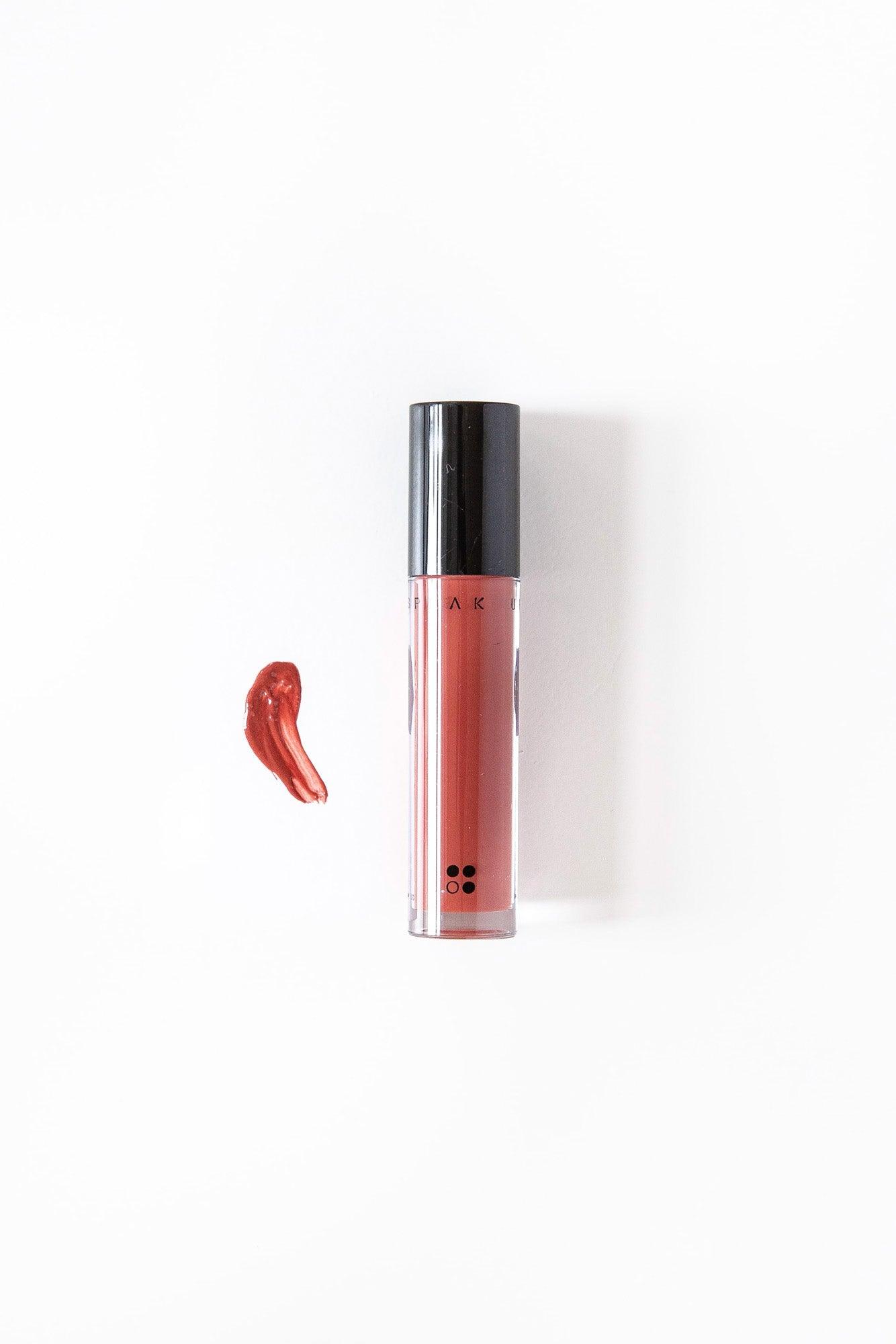 Een tube Speak Up - Natural Lip Tint van RainPharma wordt weergegeven op een witte achtergrond, met een rode tint. De tube is voorzien van een elegante lipglossapplicator voor een nauwkeurige applicatie.