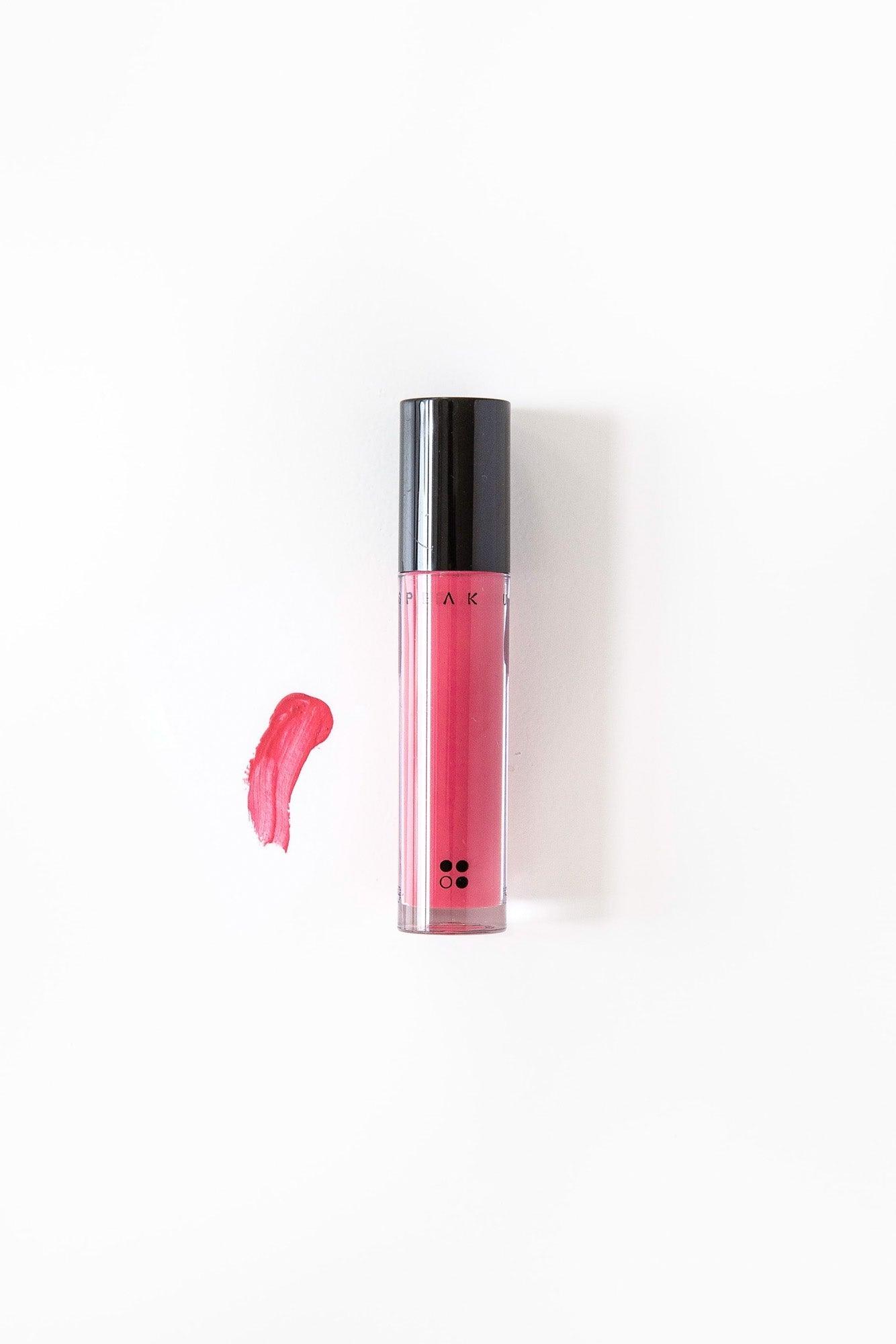 De Speak Up - Natural Lip Tint van RainPharma met zwarte dop wordt naast een kleine swatch op een witte achtergrond getoond, waardoor de glanzend gepigmenteerde glans extra benadrukt wordt.