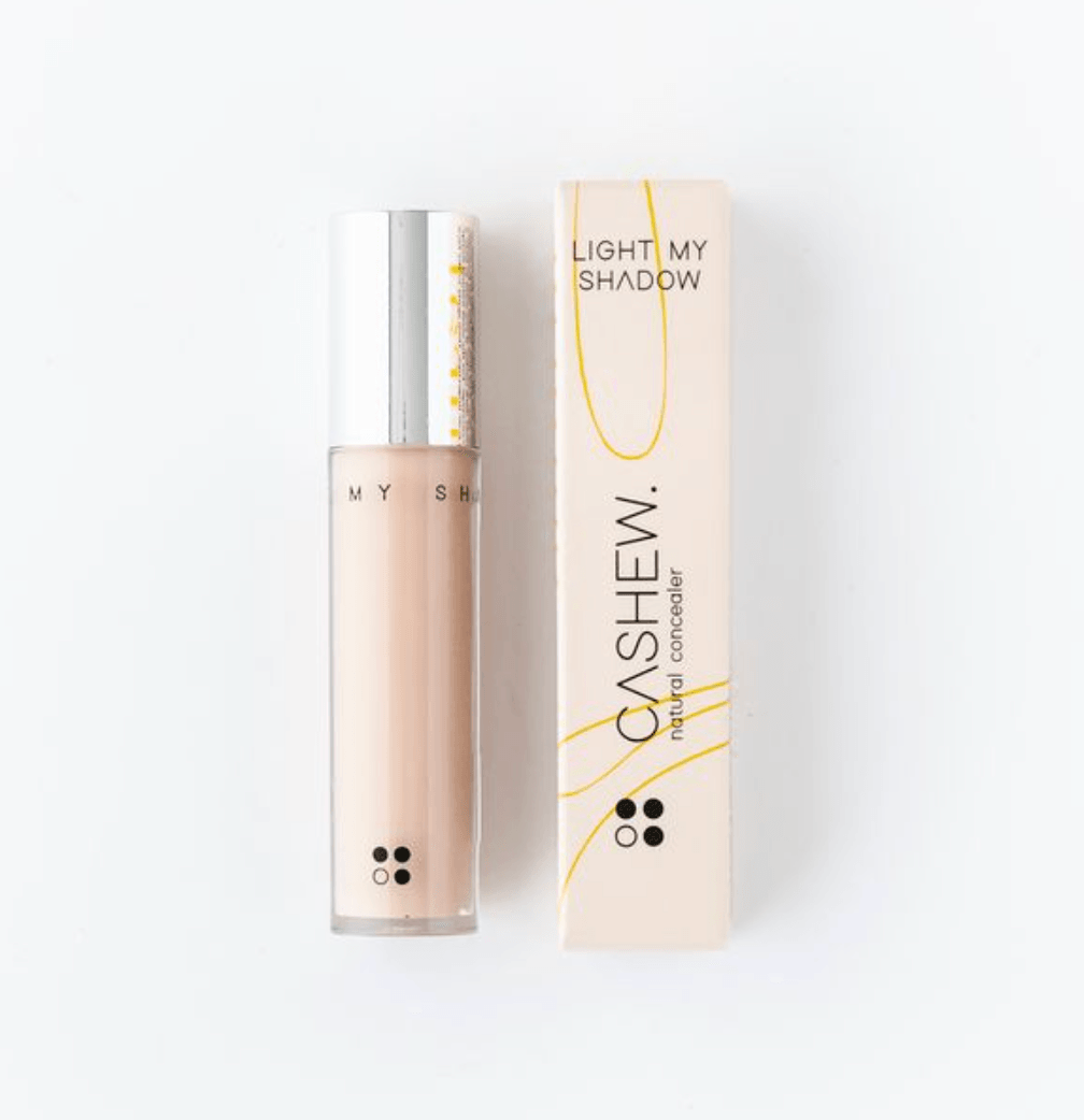 Naast de verpakking staat een tube Make Up - Natural Concealer &