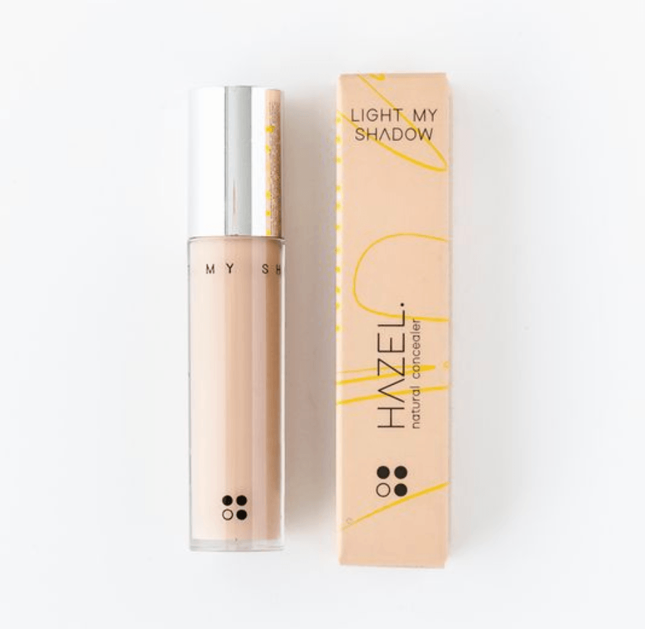 Een tube natuurlijke concealer van RainPharma Hazell, met het merk "Light my Shadow", met een veganistische formule en verpakking, op een witte achtergrond.