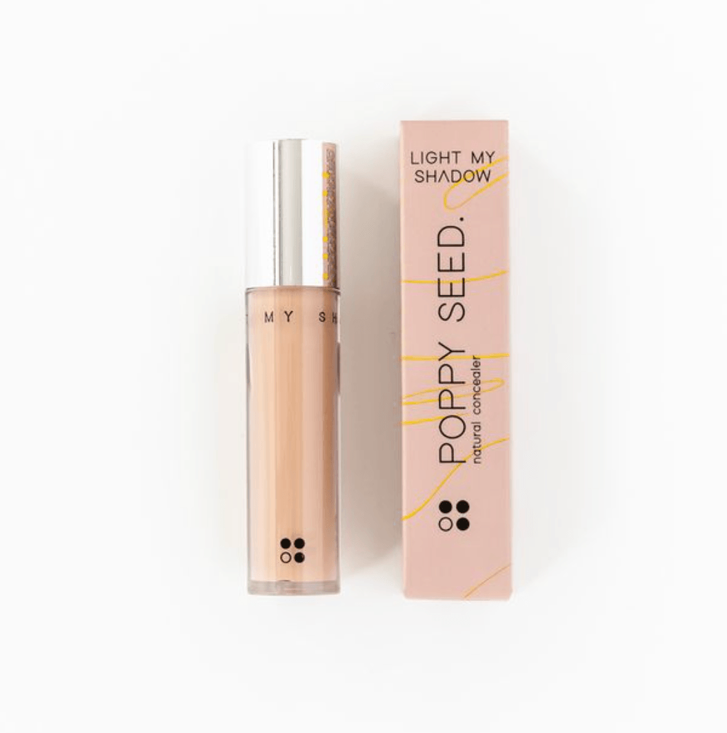 Een tube natuurlijke concealer "Light My Shadow" van RainPharma, met een veganistische formule, wordt tentoongesteld naast de bijpassende roze verpakking op een maagdelijk witte achtergrond.