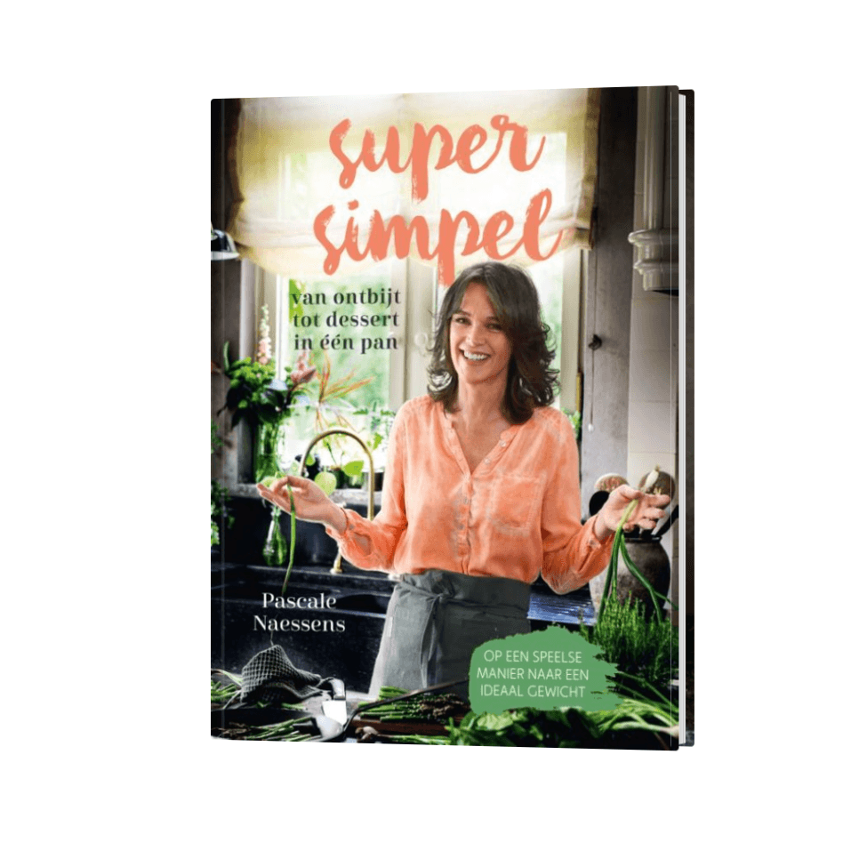 De cover van het boek "Super Simpel" van Pascale Naessens toont een uitnodigende afbeelding van een lachende vrouw in een keuken. De tekst benadrukt eenvoudige eenpansgerechten voor gezonde maaltijden, van ontbijt tot dessert.