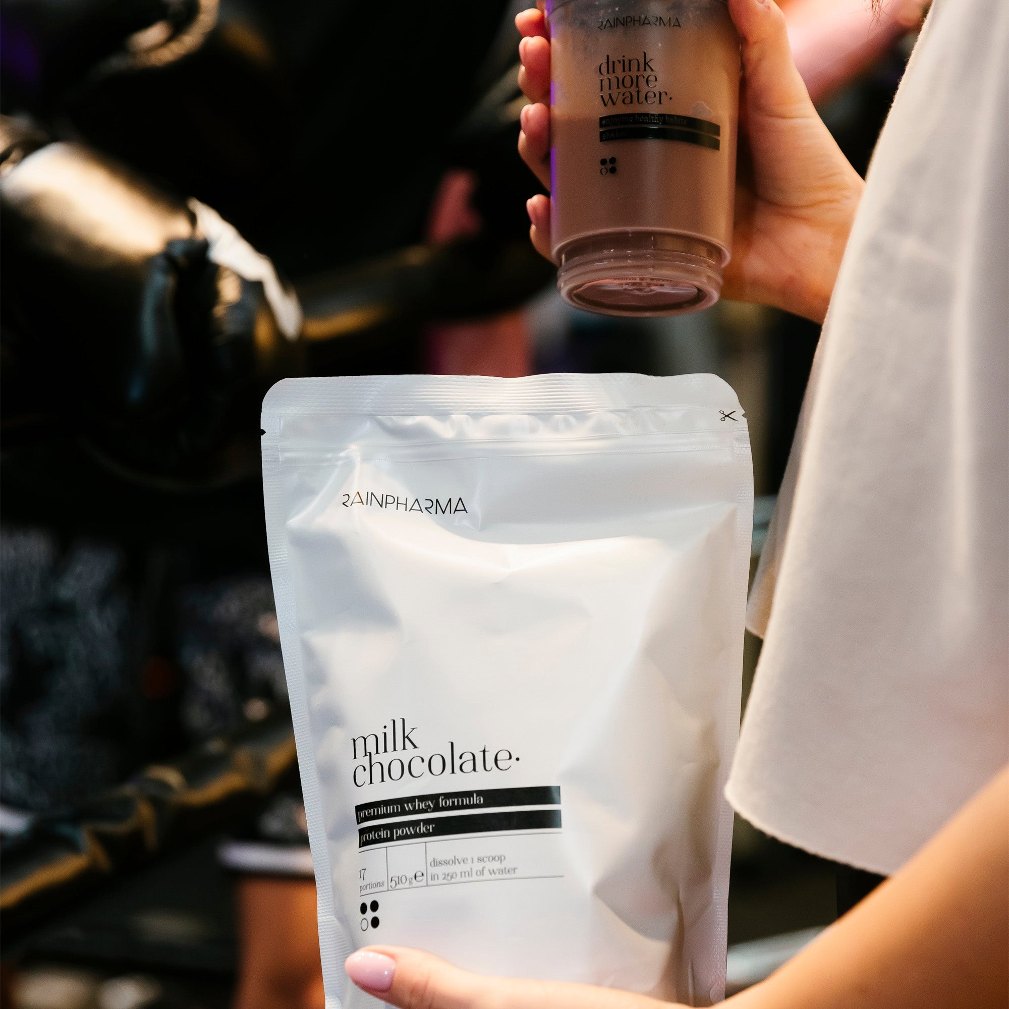 Een persoon houdt een zakje RainPharma&