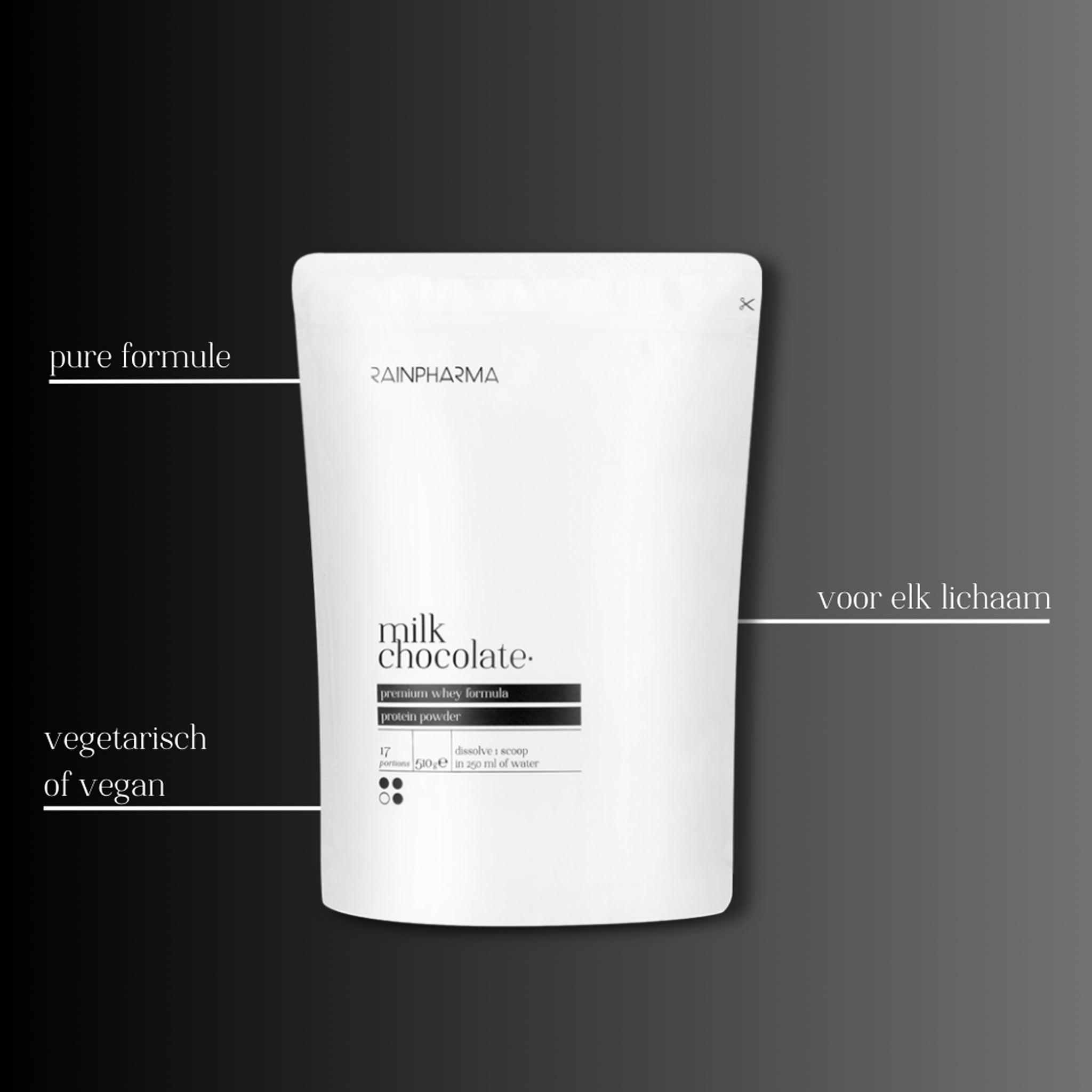 Een wit zakje met het opschrift "Shake - Milk Chocolate" van RainPharma is voorzien van de branding en benadrukt "pure formule", "vegetarisch of veganistisch" en "voor elk lichaam." Deze premium proteïne eiwitpoeder met natuurlijke zoetstoffen is geplaatst tegen een donkere gradiëntachtergrond.