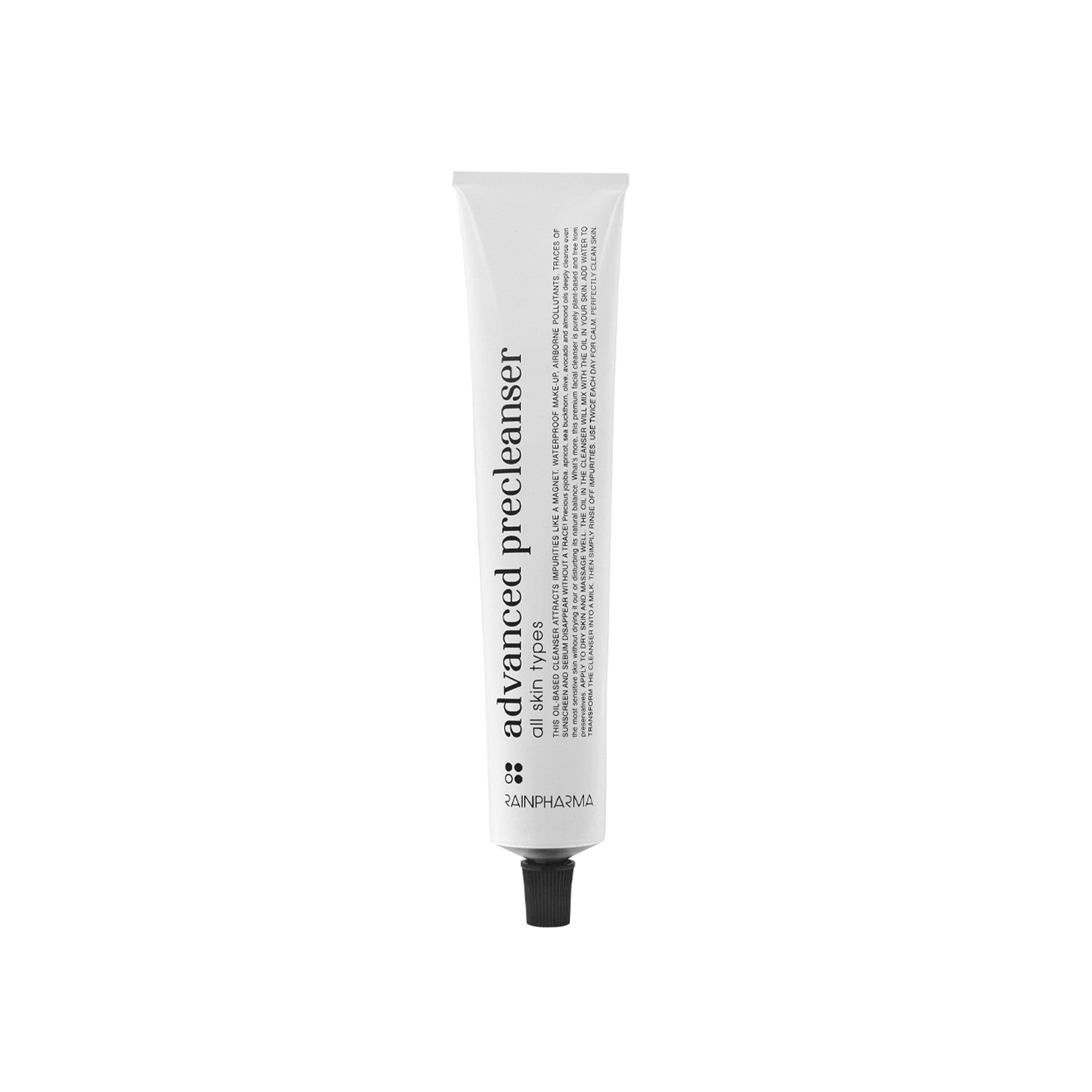 Een witte tube met het opschrift "Advanced Precleanser" van RainPharma, met een zwarte dop, prijst de formule aan als een gelaatsreiniger op oliebasis, ontworpen om de natuurlijke balans van uw huid te behouden.