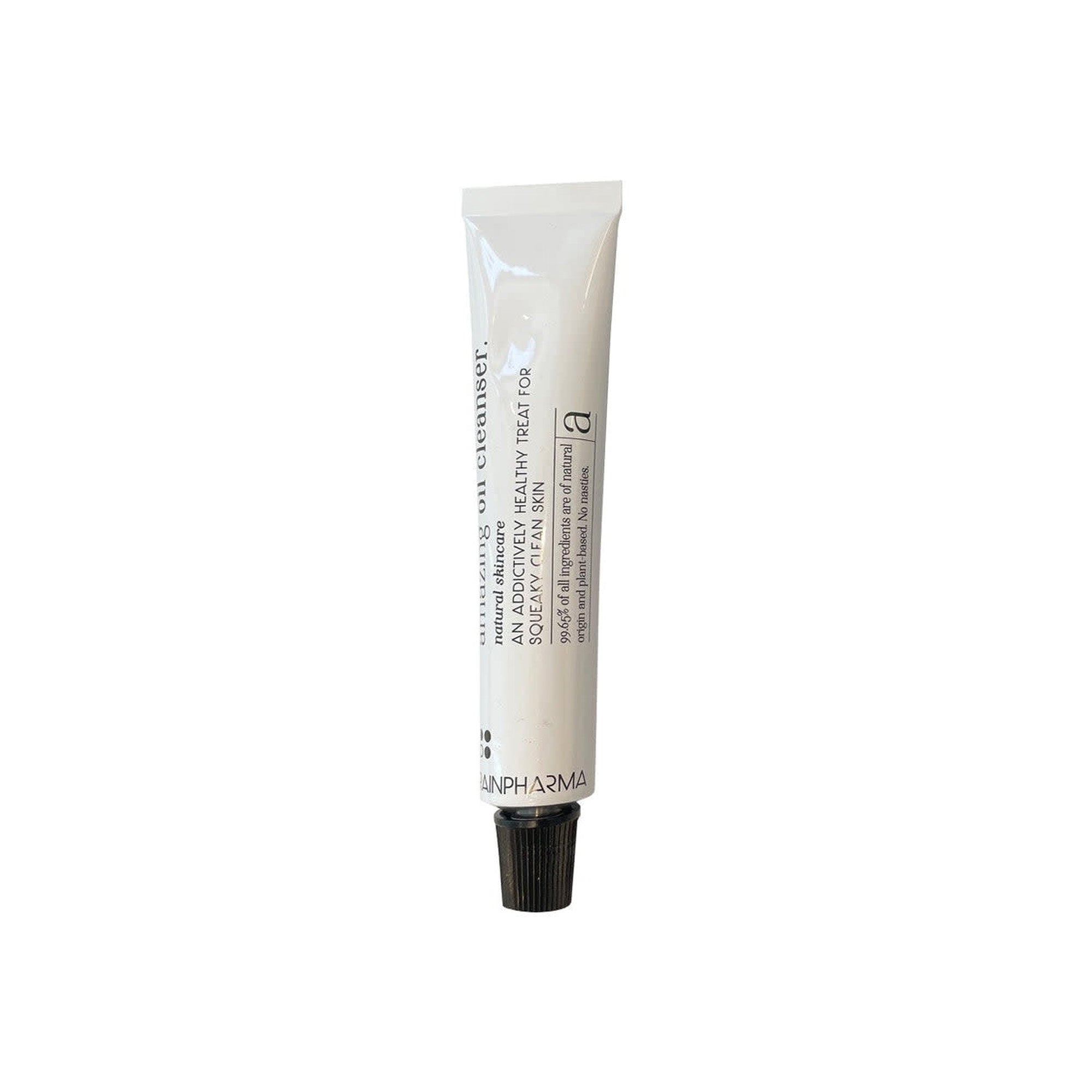 Een witte tube met het label "Amazing Oil Cleanser 20 ml - Reisformaat" van RainPharma, versierd met merkdetails, steekt hoog af tegen een ongerepte achtergrond. Het belooft een schone huid door onzuiverheden effectief aan te pakken.