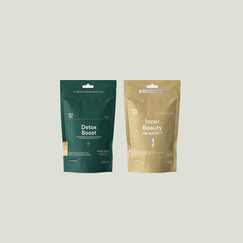Twee hersluitbare zakjes uit Insentials’ Anti-Aging Pack, met H5-NADH™ en hyaluronzuur, staan naast elkaar op een effen, lichte achtergrond.