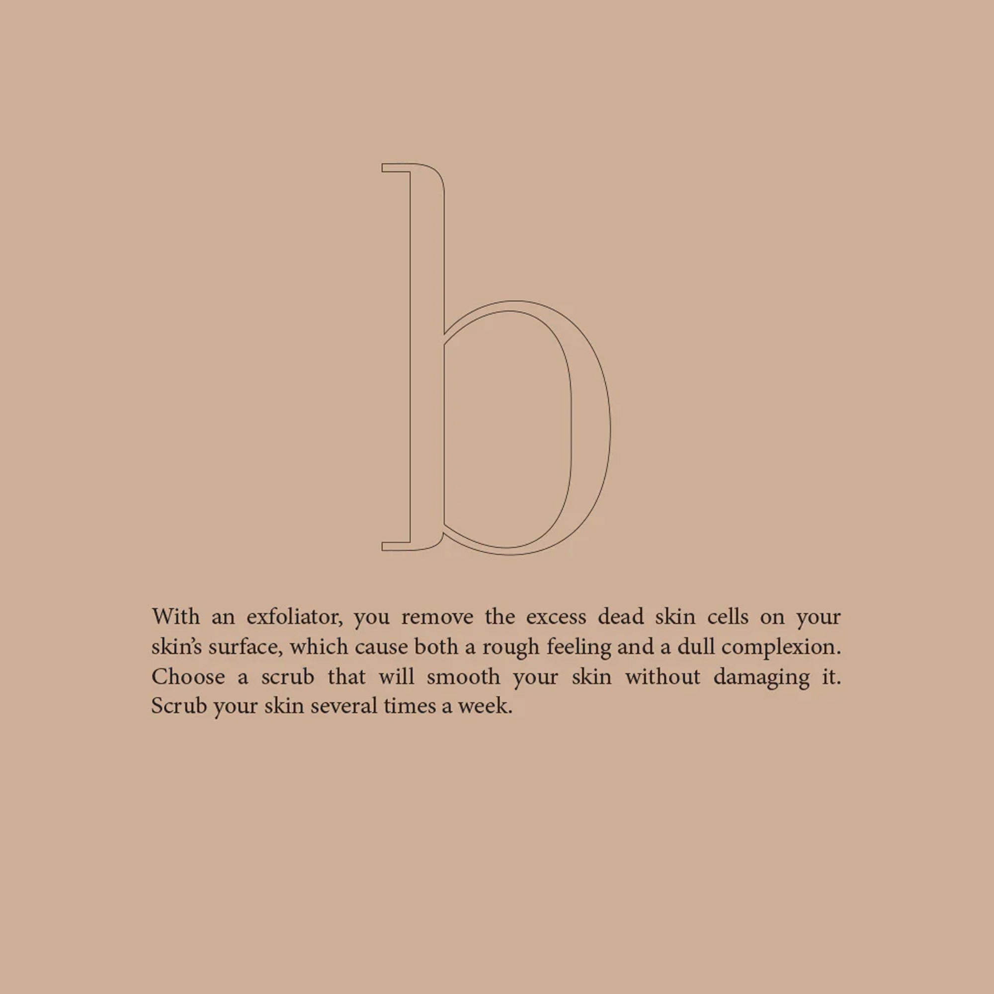 Een grote kleine letter "b" met daaronder tekst die uitlegt hoe RainPharma Face Scrub (Brightening Face Scrub) dode huidcellen verwijdert voor een zachte, stralende huid.