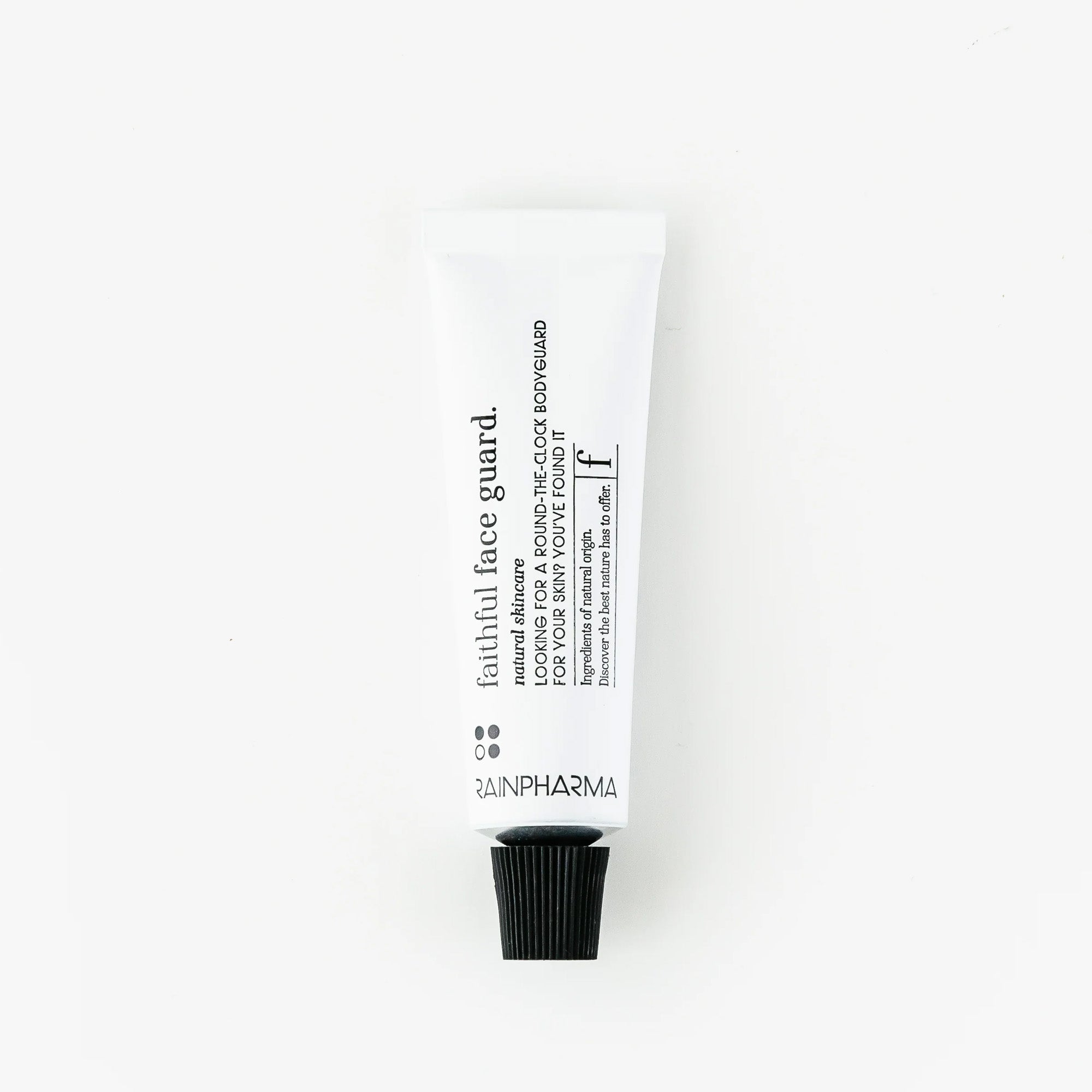 Een tube RainPharma Faithful Face Guard 10 ml - Reisformaat, met een zwarte dop en het label breedspectrum SPF 30 zonnebrandcrème met voedende olie, staat op een witte achtergrond.
