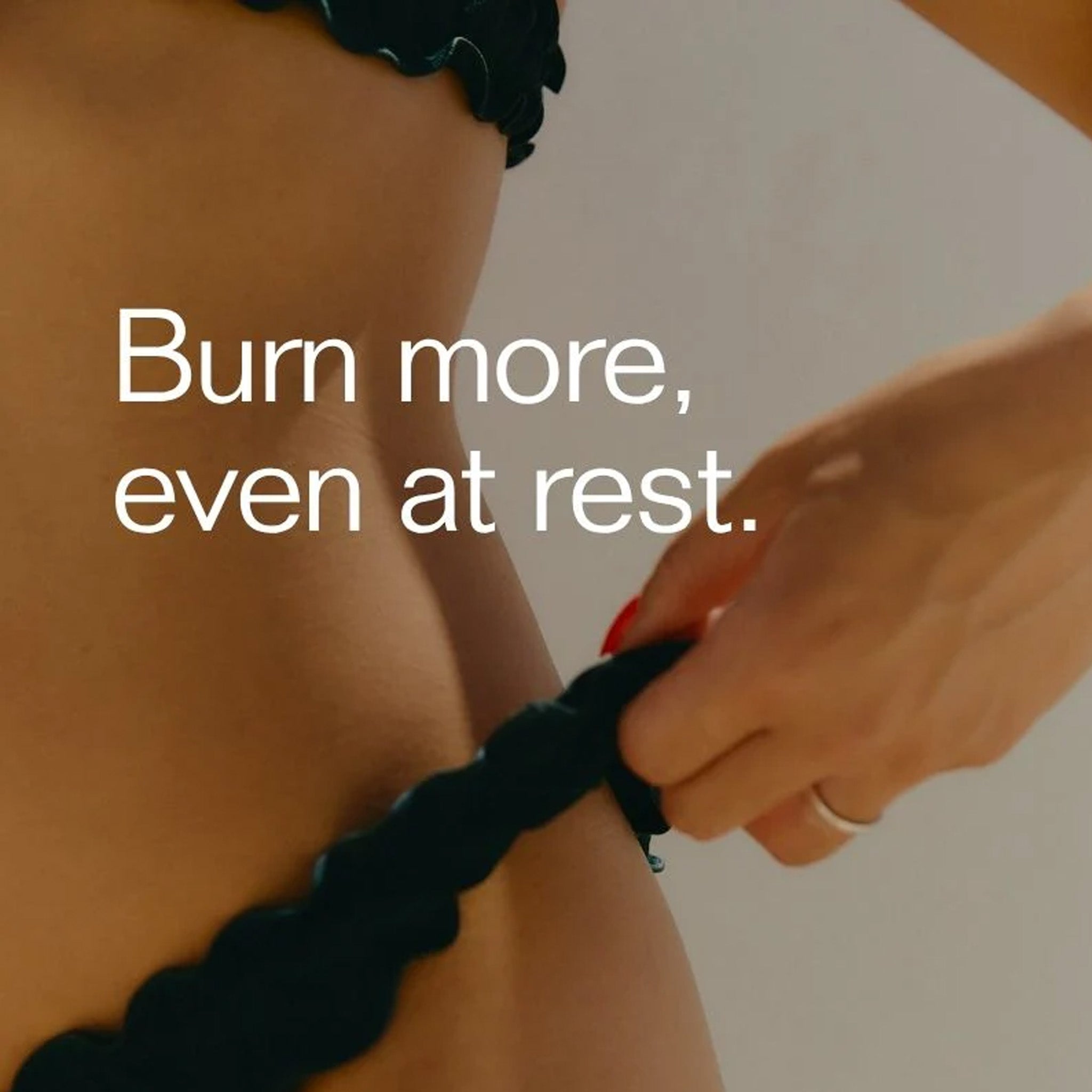 Close-up van een persoon in een bikinibroekje die de tailleband aanpast, met overlappende tekst: "Geef je vetverbranding een boost - zelfs in rust - met Insentials - Metabolic Burn REE shot van Insentials.