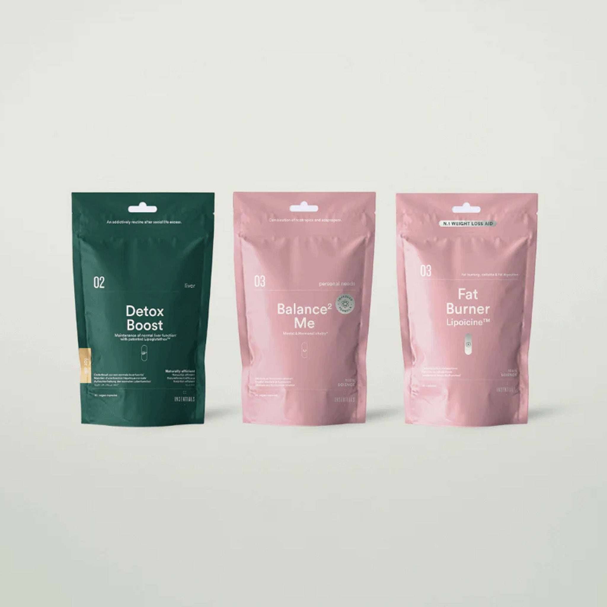 Er worden drie rechtopstaande, hersluitbare zakjes van Insentials afgebeeld voor het (Peri)Menopause Pack, groen ("Detox Boost") en twee roze ("Balance Me" en "Fat Burner"), elk met minimale tekst op een lichte achtergrond.