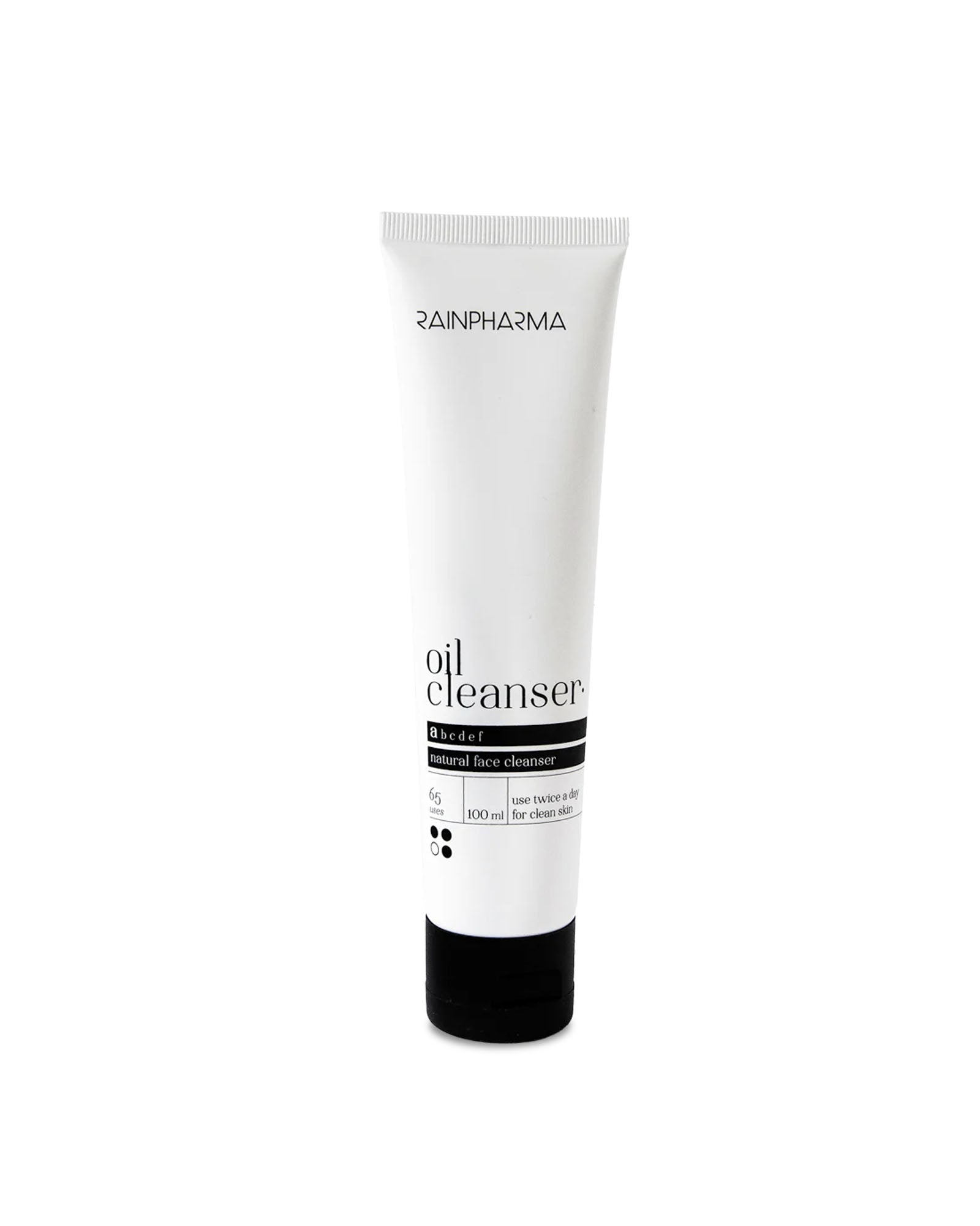 Een witte tube met de tekst "RainPharma Oil Cleanser (Advanced Precleanser) - gelaatsreiniger op oliebasis" met zwarte tekst staat rechtop op een effen witte achtergrond.