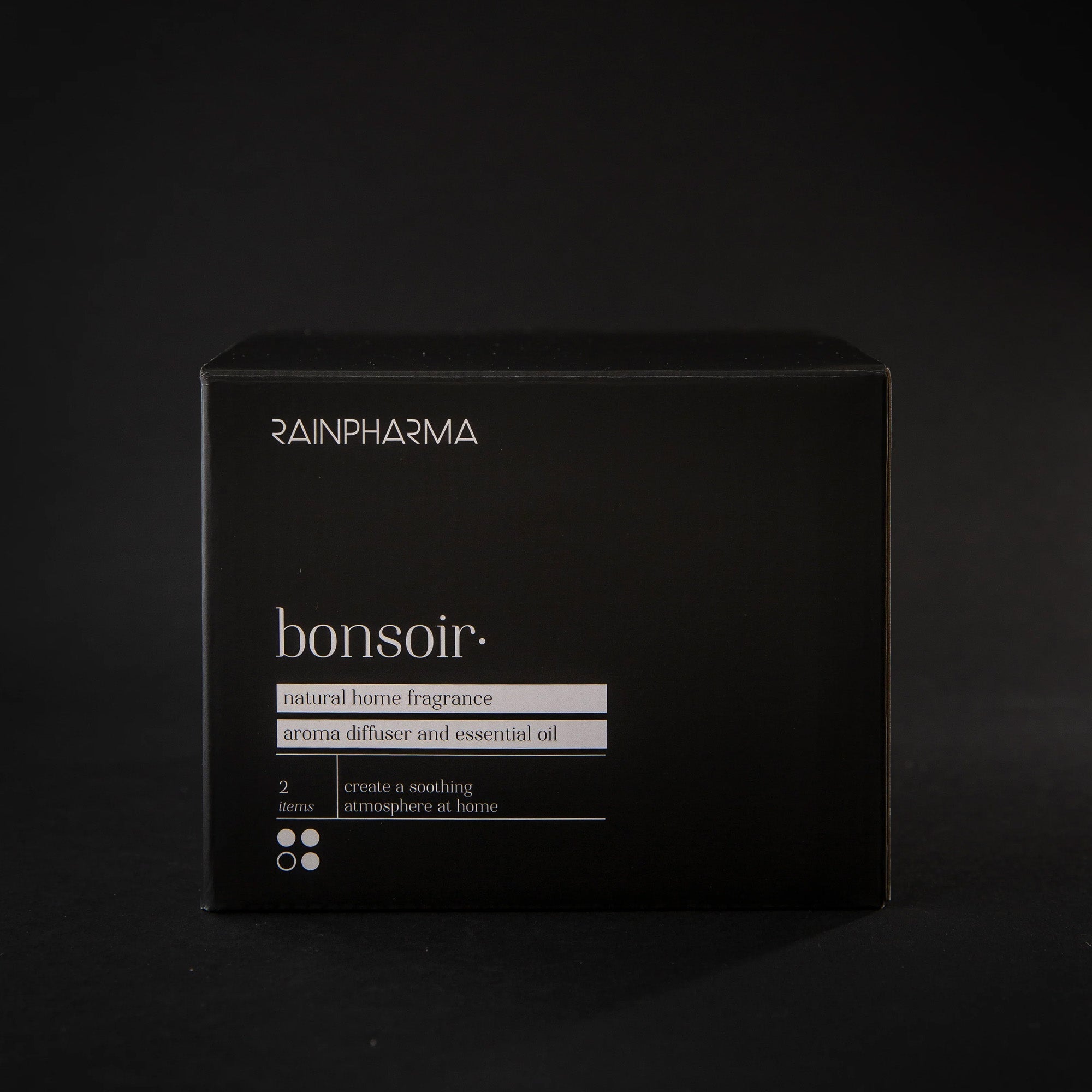 De strakke zwarte doos met de naam "Aroma Diffuser Geschenkbox - Bonsoir" van RainPharma bevat een aroma diffuser en essentiële olie die met zijn natuurlijke huisparfum voor ontspanning zorgt.