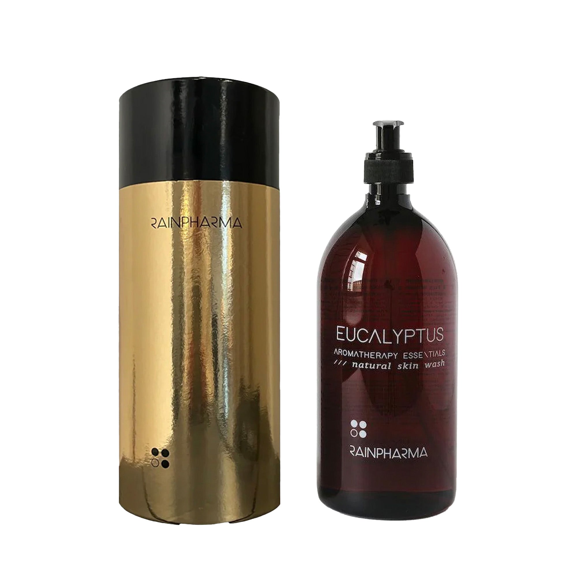 Een gouden cilindrische container met het label "Skin Wash Eucalyptus 1000 ml" van RainPharma staat naast een bruine pompflacon, beide met een zachte, huidvriendelijke formule met natuurlijke ingrediënten.