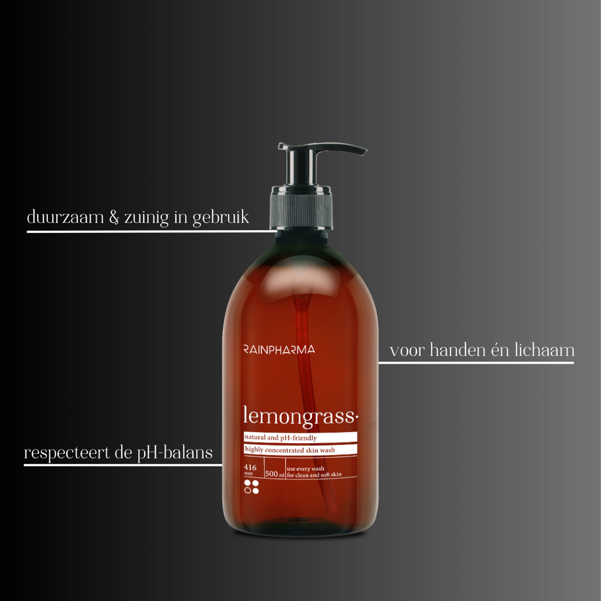Op de bruine pompfles "Skin Wash Lemongrass" van RainPharma staat een Nederlandse tekst met de nadruk op duurzaamheid en pH-balans. Deze plantaardige douchegel bevat natuurlijke ingrediënten en een verfrissende citroengrasgeur, ideaal voor handen en lichaam.