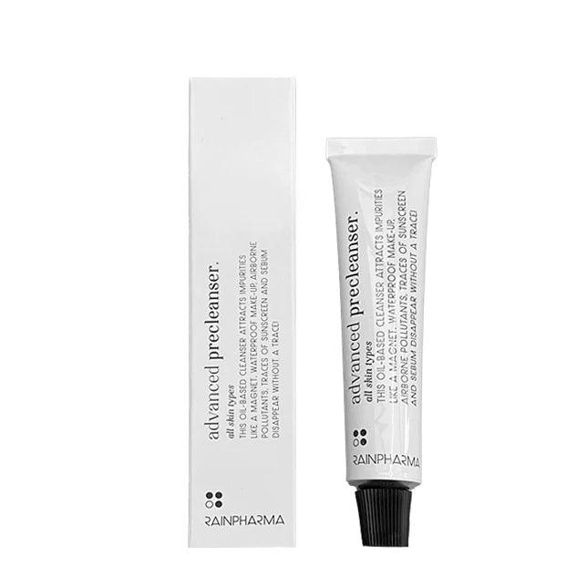Een tube RainPharma Advanced Precleanser, een gelaatsreiniger op oliebasis, met op de verpakking de productdetails in zwarte tekst op een witte achtergrond.