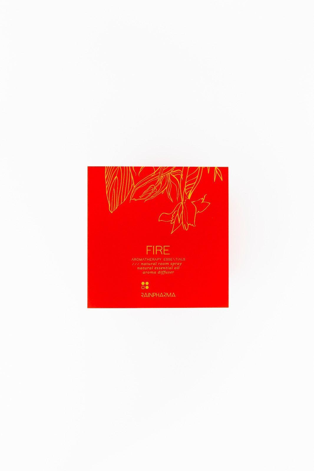 Een rode doos met gouden tekst luidt: "Aroma Diffuser Geschenkbox - Fire", perfect aangevuld door RainPharma&
