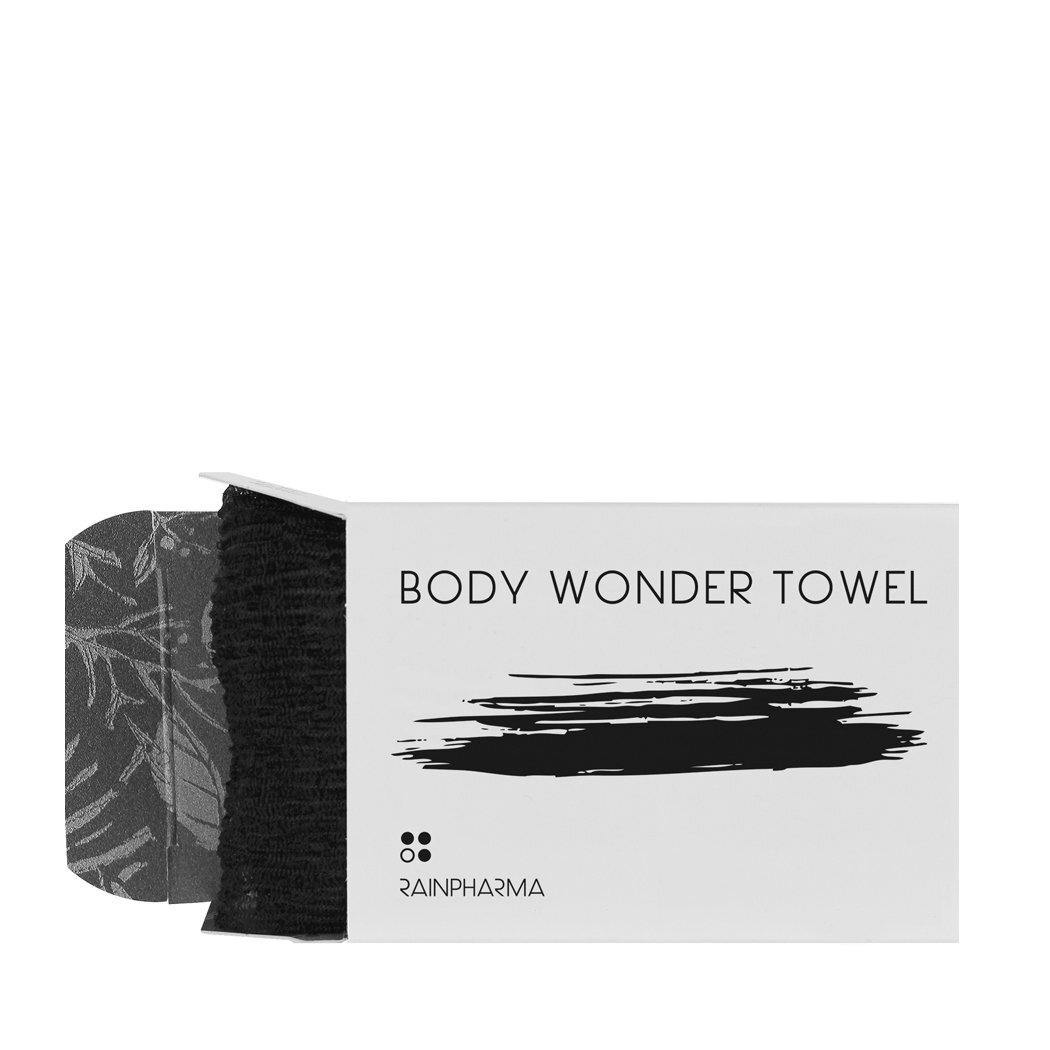 De "Body Wonder Towel" van RainPharma is een zwarte, getextureerde exfoliërende handdoek die gedeeltelijk uit een witte doos is getrokken, met een chique, zwart penseelstreekontwerp en het RainPharma-logo aan de onderkant.