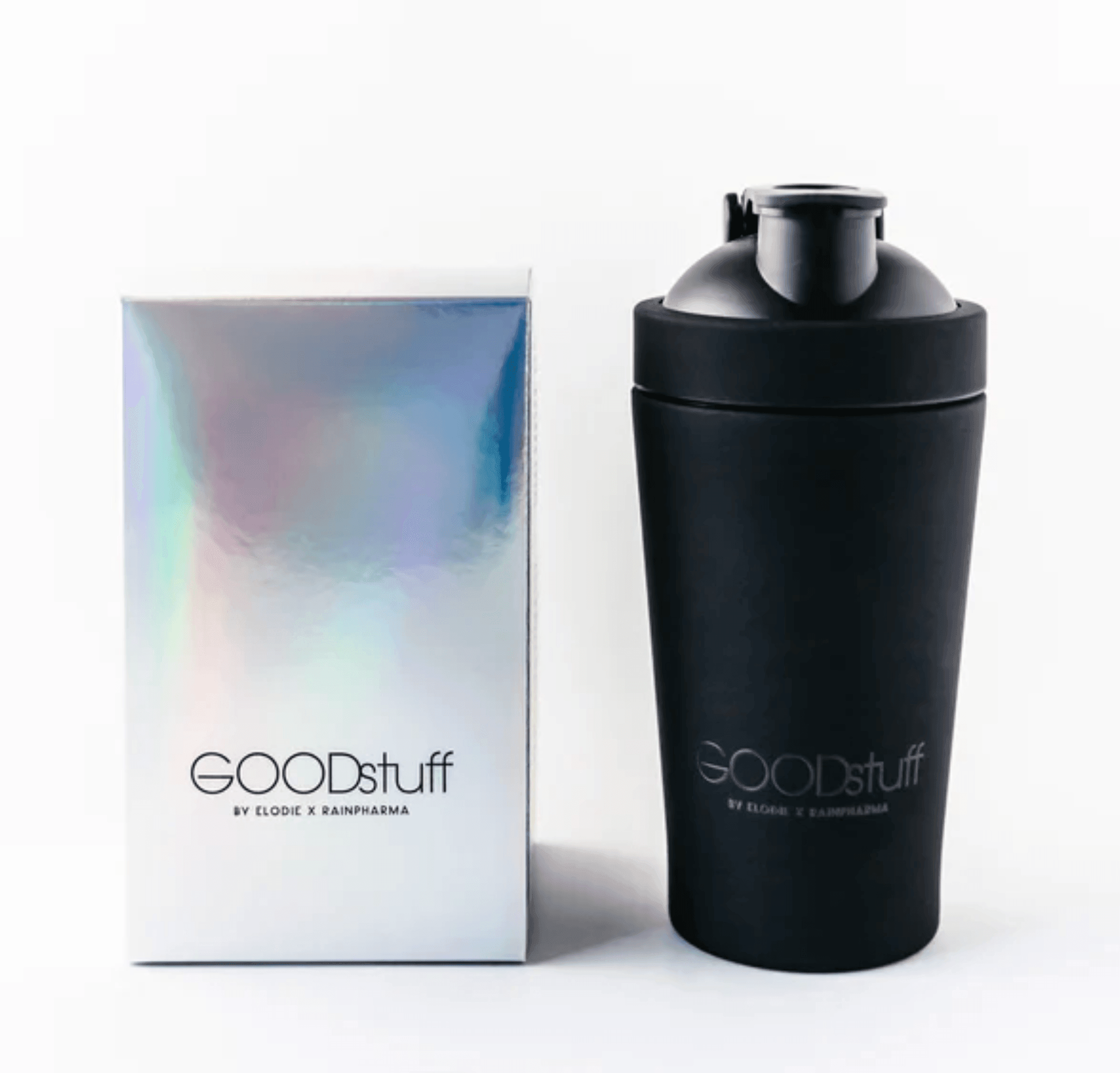 Een zwarte shakerfles met het label "Good Stuff by Elodie x RainPharma" staat naast een holografische doos met dezelfde merknaam, ideaal voor uw behoeften aan voedingssupplementen.
