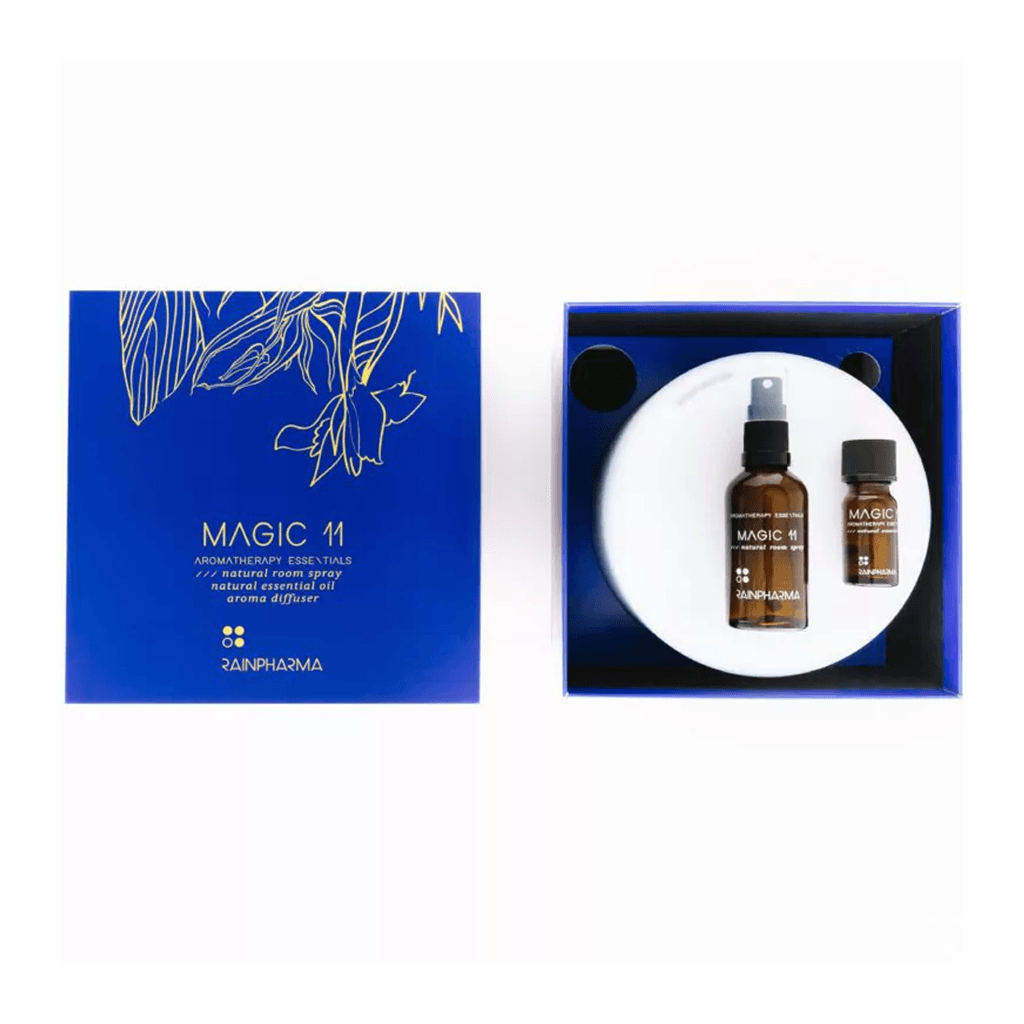 De blauwe "Aroma Diffuser Geschenkbox - Magic 11" van RainPharma bevat Essentiële Olie Magic 11, Room Spray Magic 11 en een witte ronde aroma diffuser.