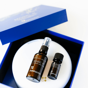 In de Aroma Diffuser Geschenkbox - Magic 11 van RainPharma vindt u twee bruine flessen: één spray voor een verfrissende Room Spray Magic 11-ervaring en de andere met een druppeldop met Essentiële Olie Magic 11, perfect om elke ruimte te verfraaien.