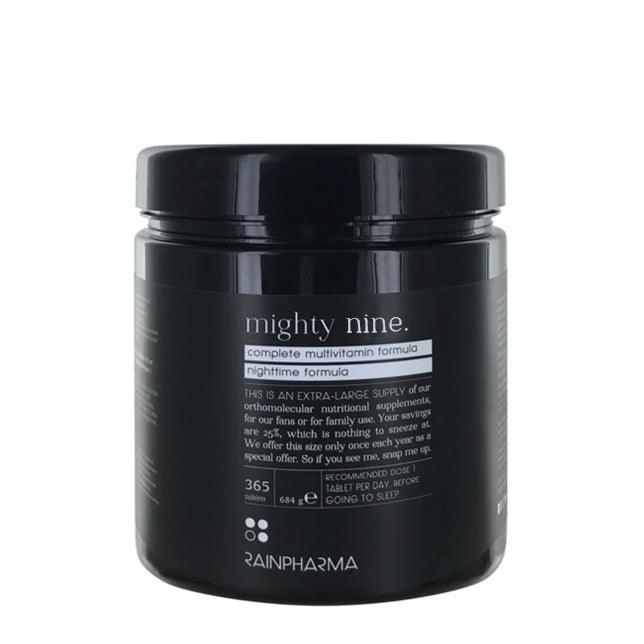Een zwarte pot met het label "Mighty Nine - Family pack 365 caps" van RainPharma bevat een jaarvoorraad van hun multivitamine- en multimineralenformule, die is ontworpen om de biologische beschikbaarheid te verbeteren voor optimale gezondheidsvoordelen.