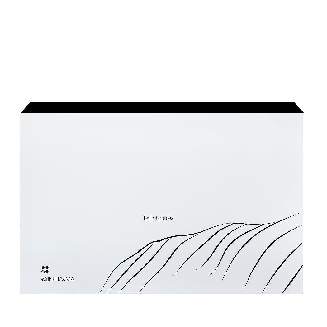 De Luxe Bad Set van RainPharma heeft een minimalistische verpakking met de tekst "badbubbels" en een golvend ontwerp, perfect om uw thuisspa te verbeteren. Doordrenkt met essentiële oliën voor luxe, siert het RainPharma-logo linksonder.