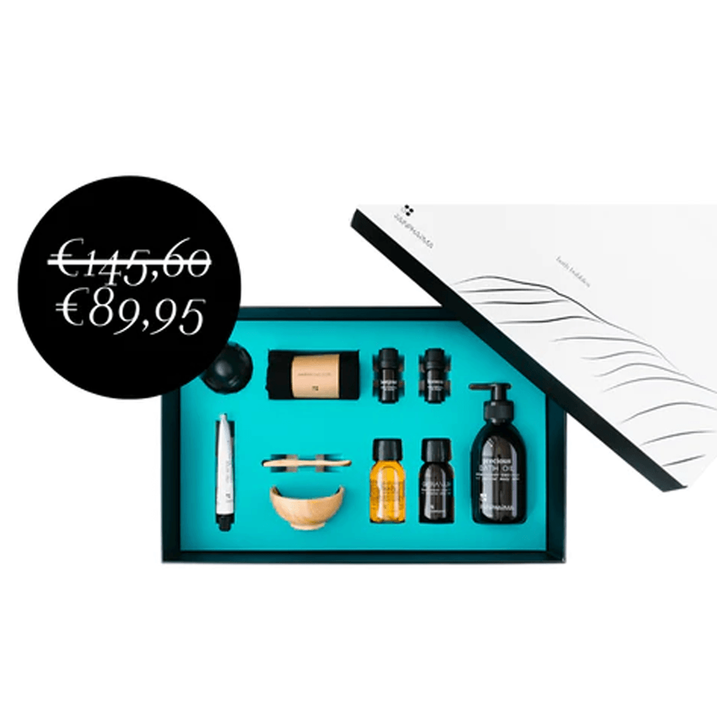 Een open geschenkdoos toont de Luxe Bad Set - Bath bubbles van RainPharma, met flessen, een tube en een borstel op een blauwgroene achtergrond. Ideaal voor uw thuisspa-ervaring. Korting van € 145,60 voor € 89,95.
