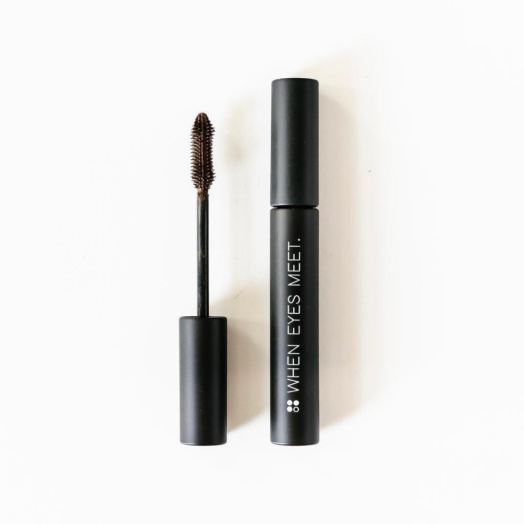 De RainPharma Make Up - Natuurlijke bruine mascara, elegant gegraveerd met &