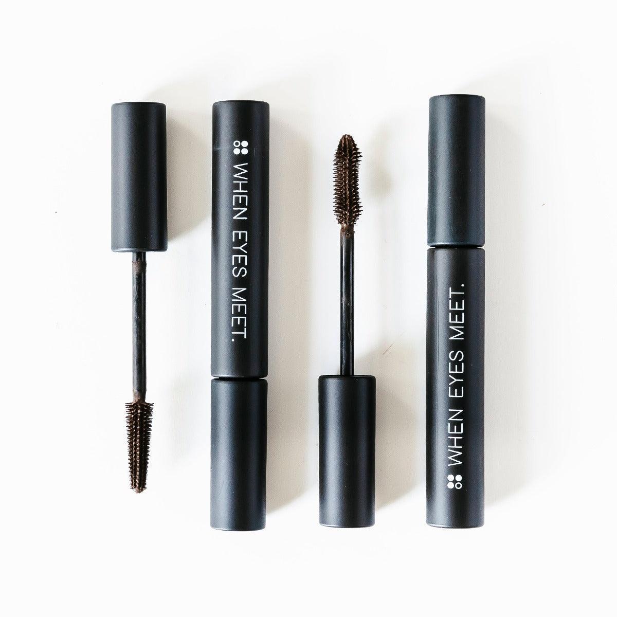 Drie open tubes van de bruine mascara &