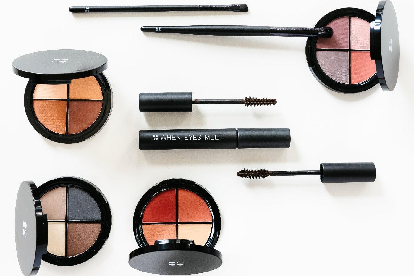 Een schitterende collectie van diverse make-upartikelen, waaronder de Natural Brown mascara &