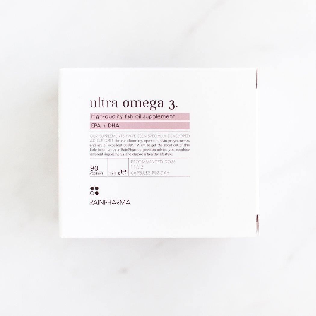 Een witte doos van het RainPharma Omega 3 (Ultra Omega 3) supplement, met 90 capsules rijk aan EPA en DHA, met gebruiksaanwijzing en productinformatie op de voorkant.