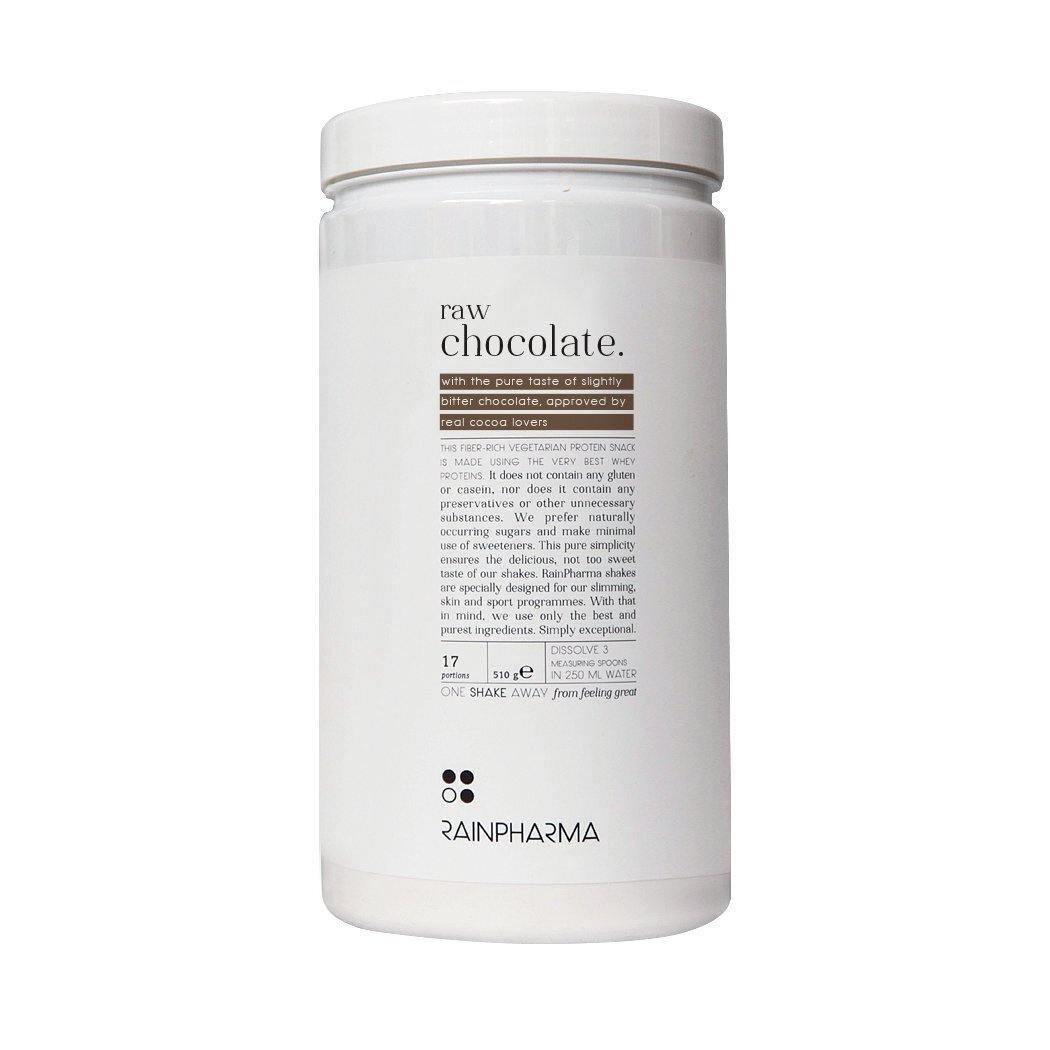 Een witte cilindrische container met het opschrift &quot;Rainpharma Raw Chocolate Shake&quot; met gedetailleerde voedings- en ingrediënteninformatie, beschreven als een vegetarisch eiwitrijk tussendoortje.