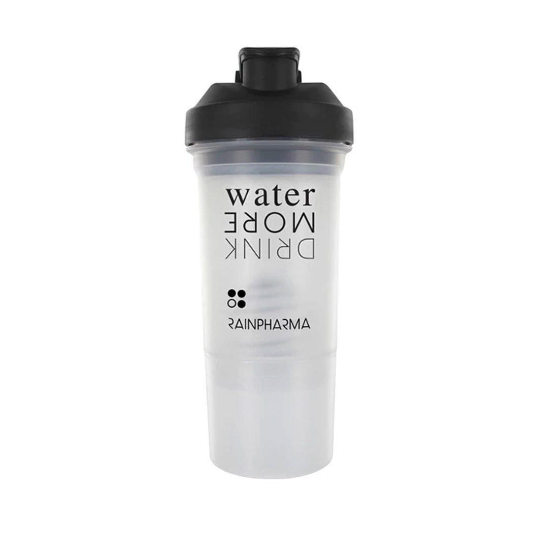 Rainpharma transparante schudfles met zwarte dop, met de tekst "water drink up" en een logo, geïsoleerd op een witte achtergrond.