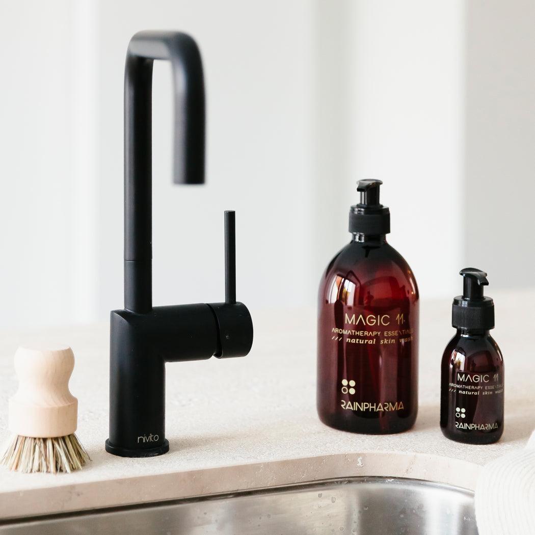 Een zwarte kraan met een handvat staat naast twee bruine RainPharma&