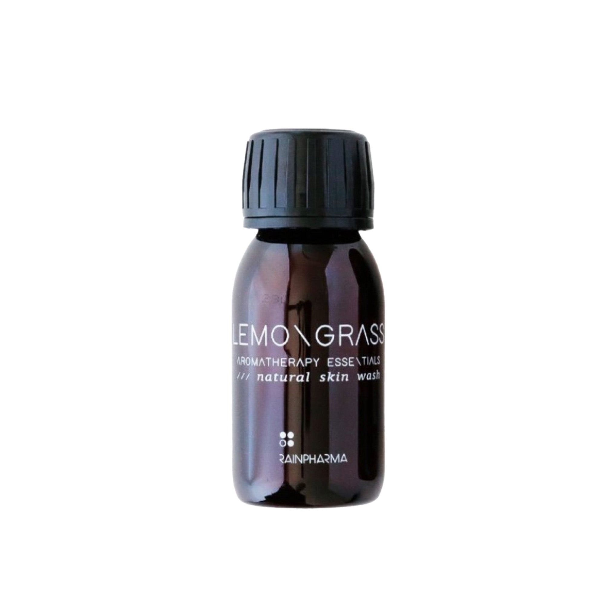 Een 60 ml Lemongrass Skin Wash van RainPharma, in een klein donker flesje met een zwarte dop, belooft onzuiverheden te verwijderen voor een schone huid, afgezet tegen een witte achtergrond.