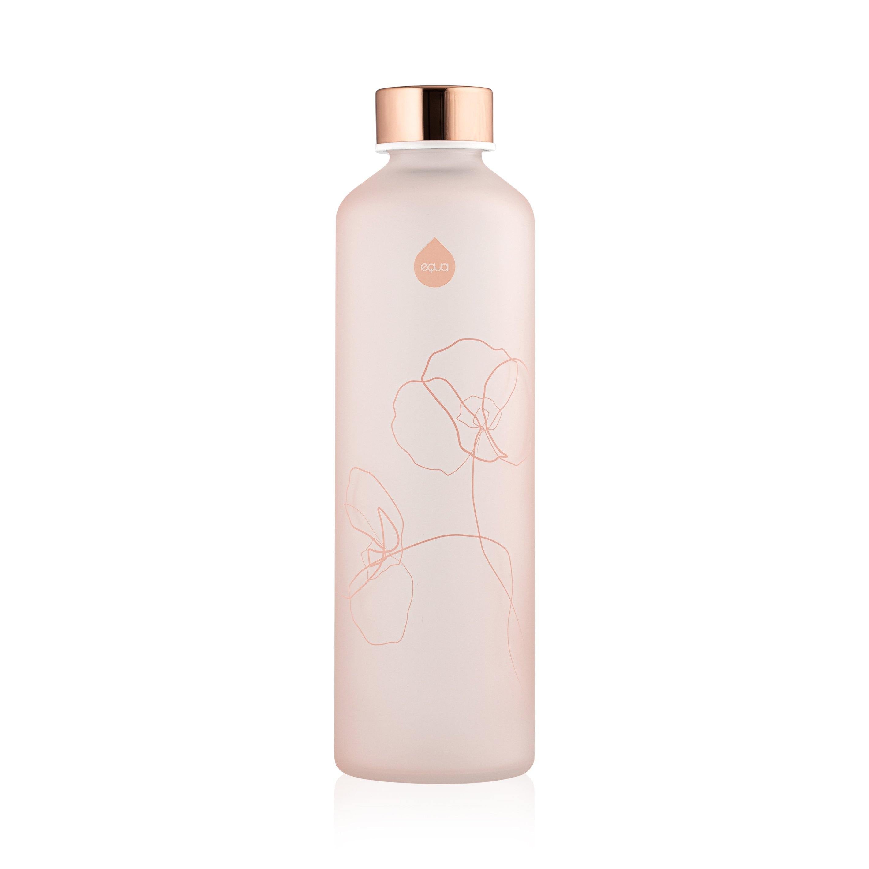 De Equa - Waterfles - Mismatch Bloom Rose van Equa is een stijlvolle, duurzame fles van gematteerd borosilicaatglas met een roségouden dop en minimalistisch lijnmotief van bloemen - perfect voor dagelijks gebruik.