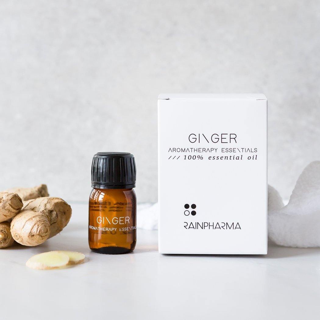 De etherische olie Gember van RainPharma staat bekend om zijn therapeutische eigenschappen. De fles en verpakking zijn voorzien van gemberwortel op een lichte achtergrond.