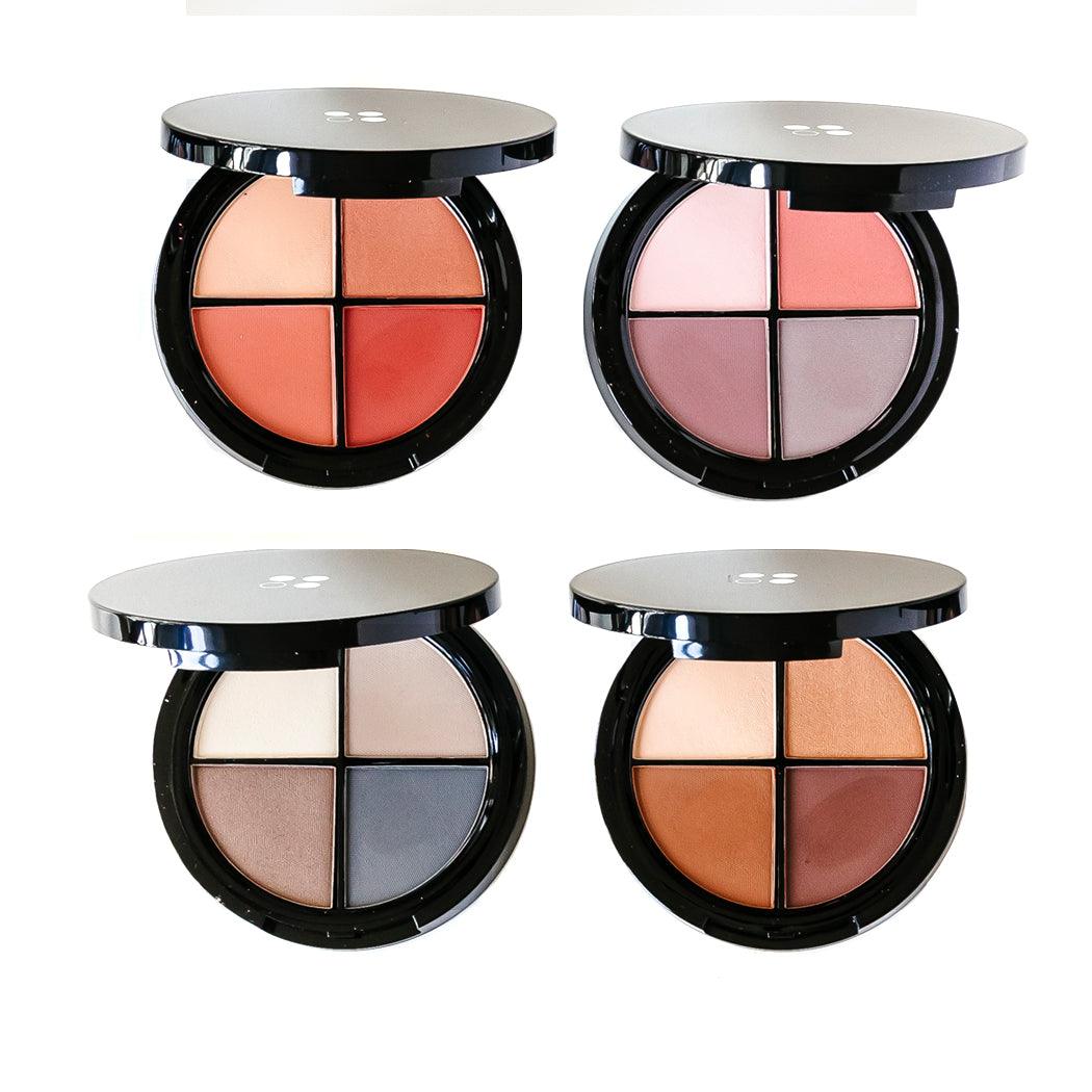 Vier open Cadeaubon Make-up verwenmoment voor twee compacts van Puur Living, elk met vier tinten, zijn gerangschikt in een raster op een witte achtergrond – perfect voor het creëren van een natuurlijke make-uplook.