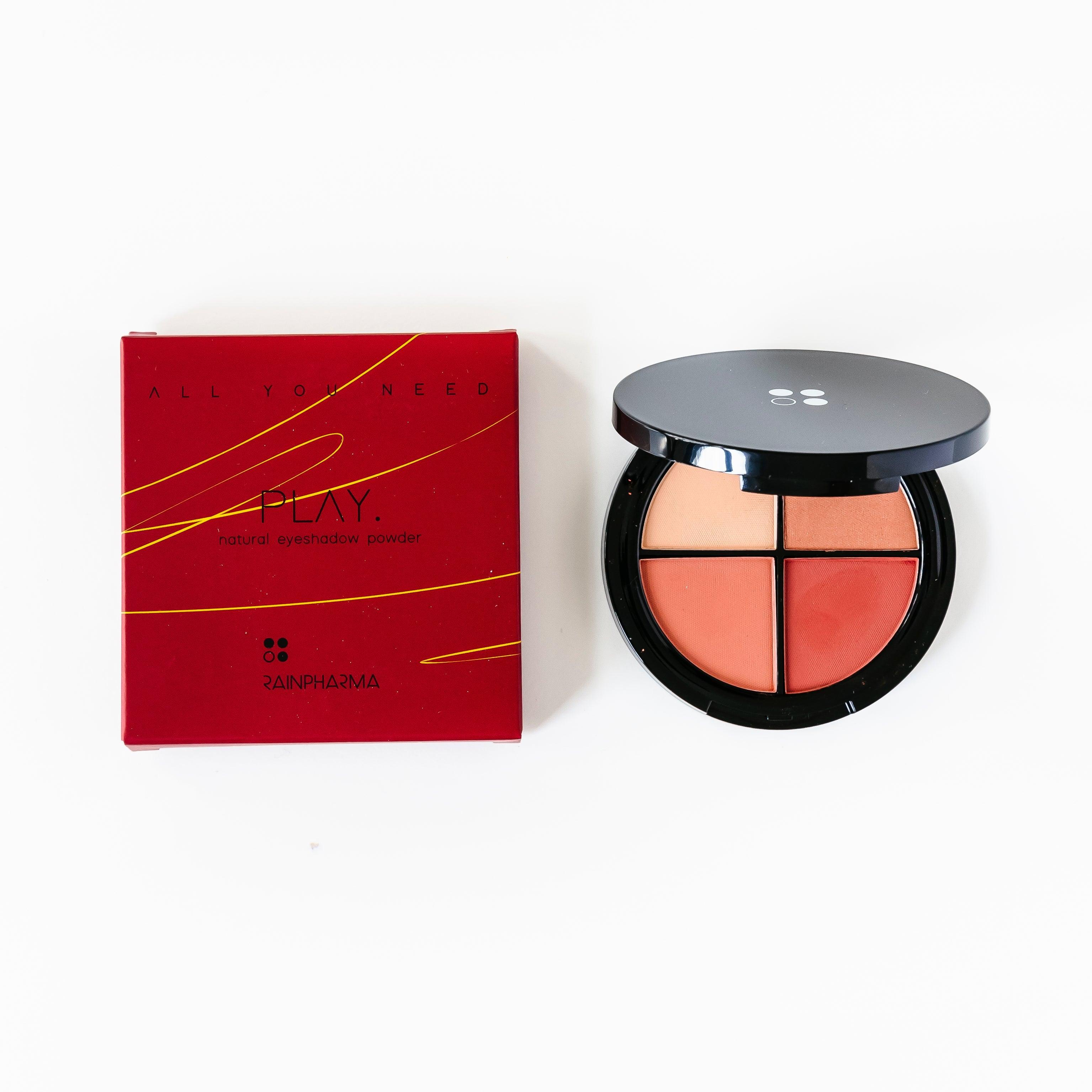 Een Cadeaubon Make-up verwenmoment voor twee van Puur Living wordt tentoongesteld naast een open compact met vier natuurlijke make-uptinten van perzik en koraal, beide tegen een witte achtergrond.