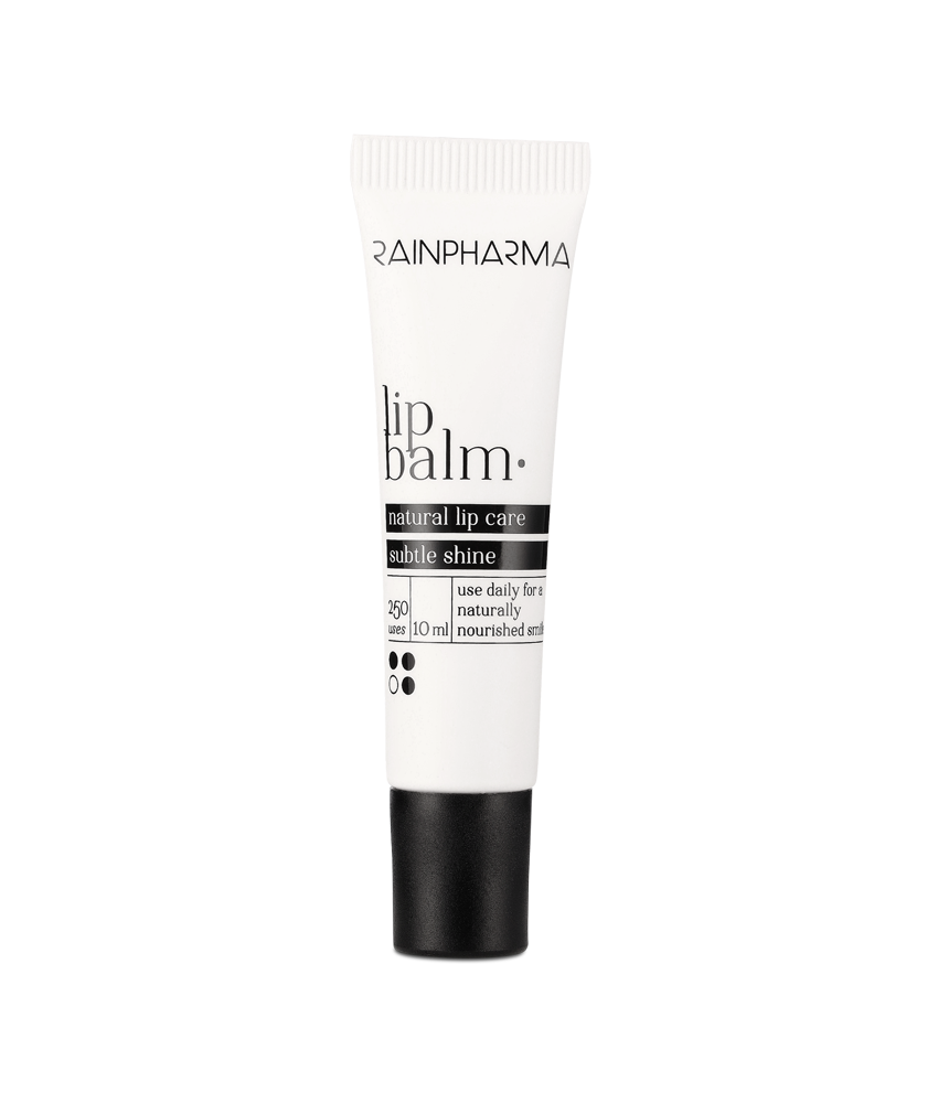 De Lippenbalsem van RainPharma biedt hydraterende voordelen in een tube van 10 ml, met het opschrift "natuurlijke lippenbalsem, subtiele glans", doordrenkt met plantaardige grondstoffen en afgewerkt met een strakke zwarte dop.