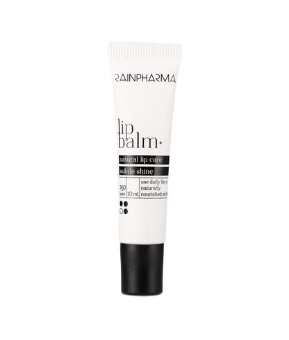 De Lippenbalsem van RainPharma biedt hydraterende voordelen in een tube van 10 ml, met het opschrift &quot;natuurlijke lippenbalsem, subtiele glans&quot;, doordrenkt met plantaardige grondstoffen en afgewerkt met een strakke zwarte dop.
